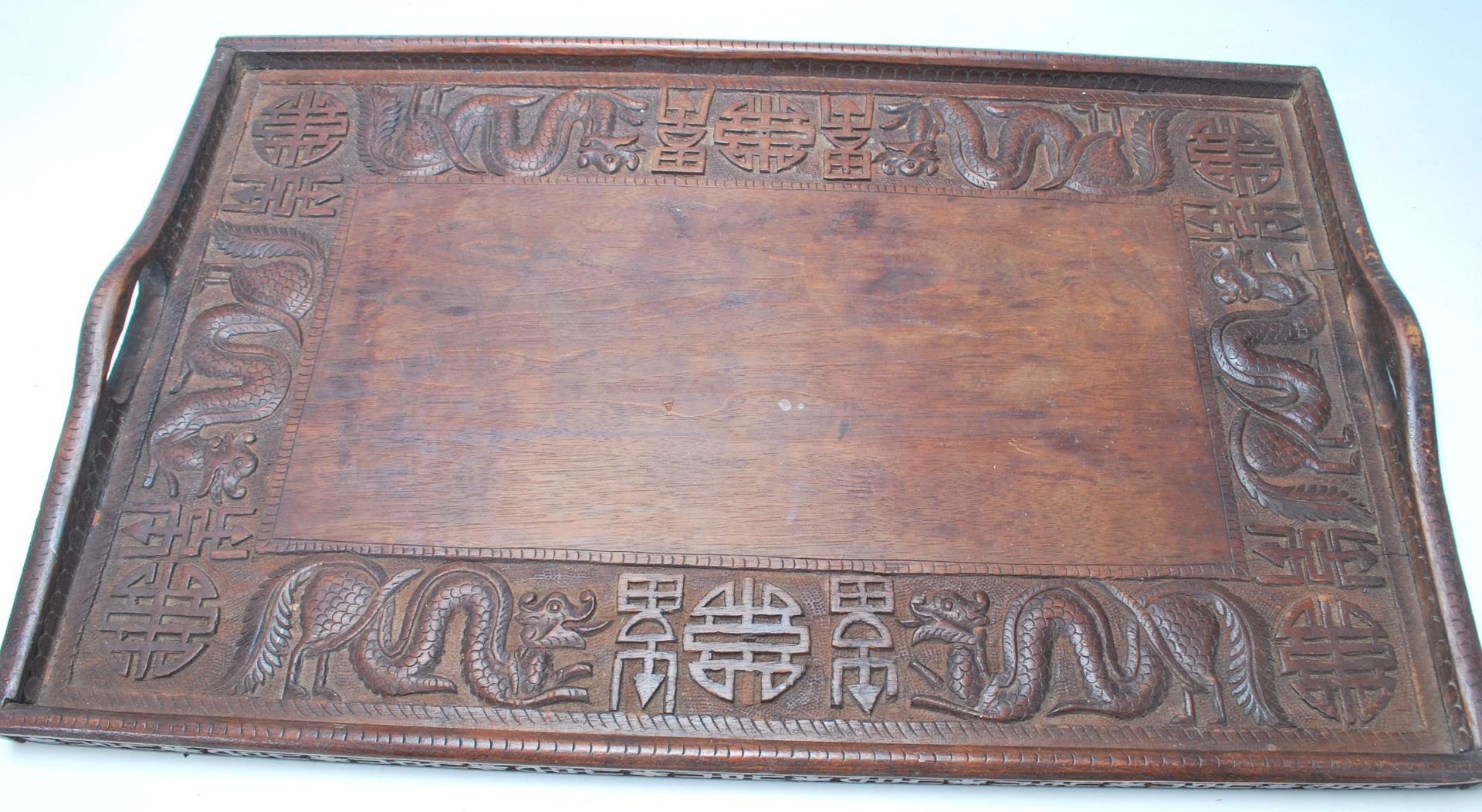 An early 20th Century Chinese Qing Dynasty style carved hardwood rice wine serving tray decorated - Bild 3 aus 10