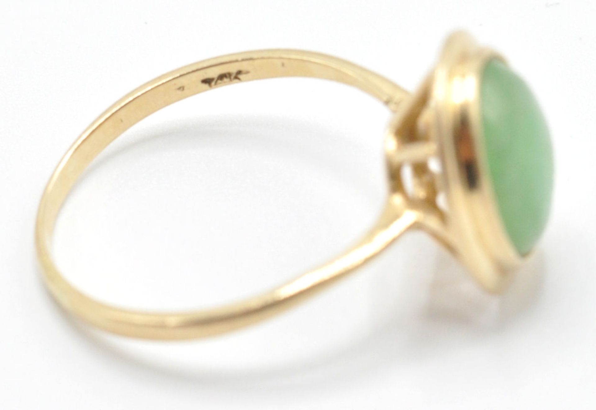 A stamped 585 14ct gold ring being set with an oval jade cabochon in a bezel setting. Weight 2.8g. - Bild 5 aus 7