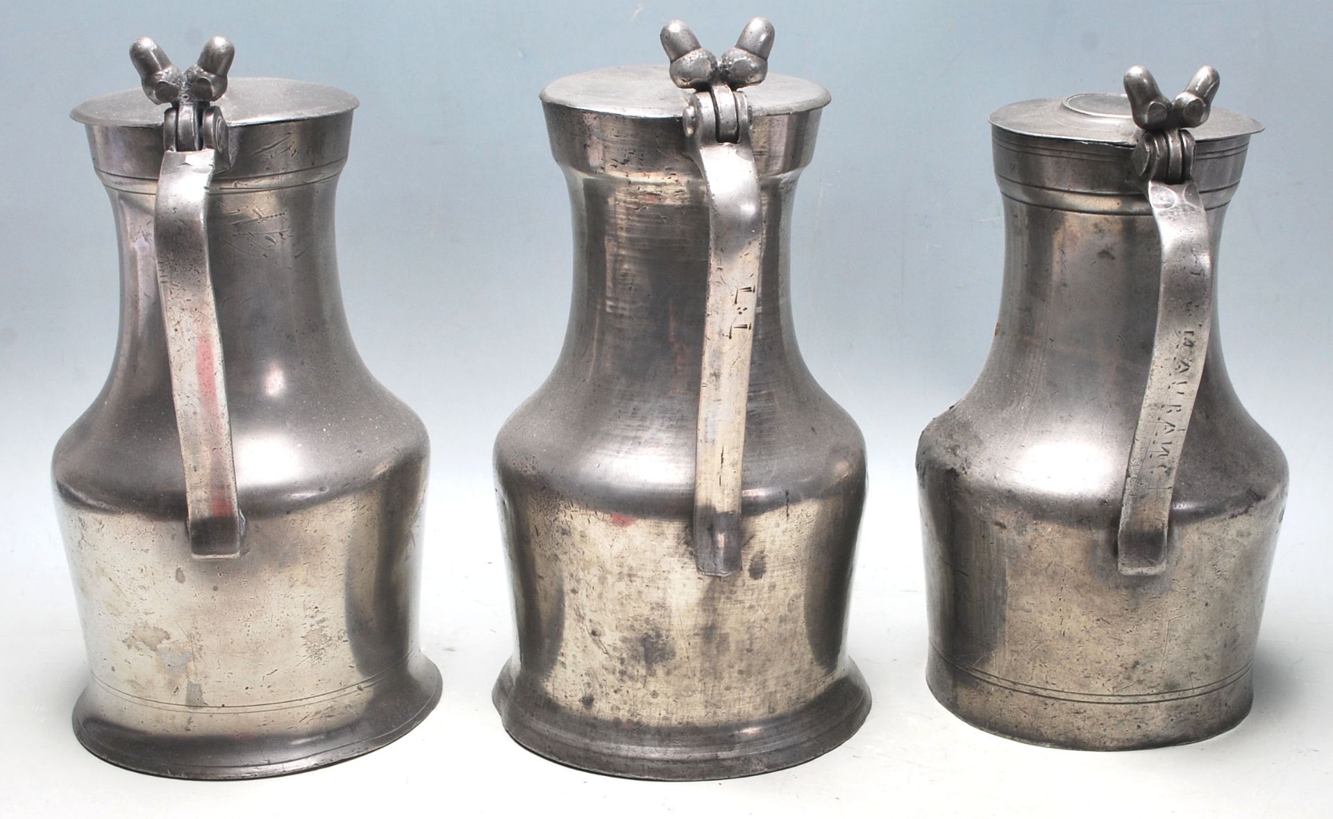 Three large 19th century pewter jugs having hinged lid with acorn decoration - Bild 4 aus 4