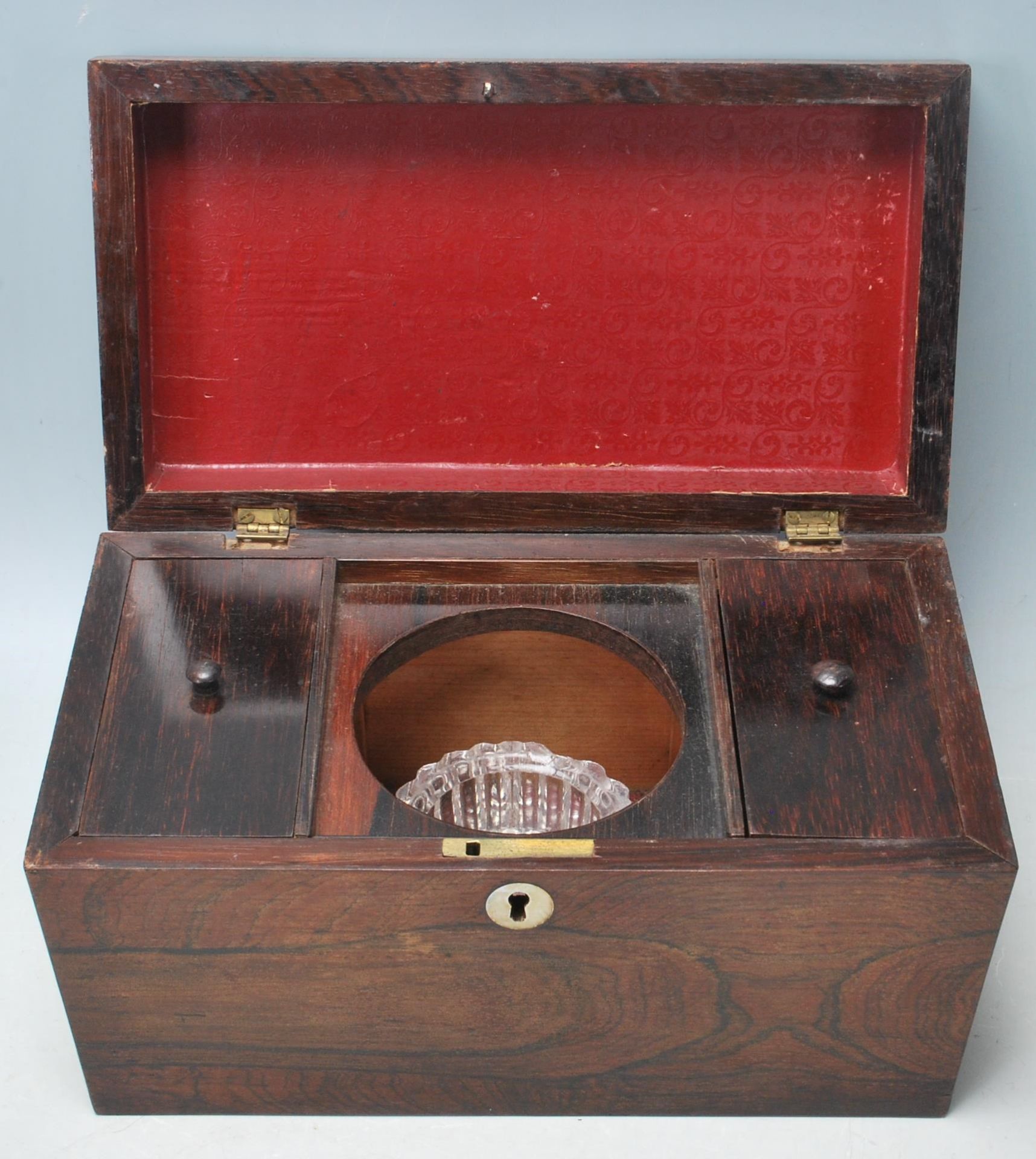 A 19th Century Victorian rosewood tea caddy of sarcophagus form with a mother of pearl escutcheon, - Bild 3 aus 8