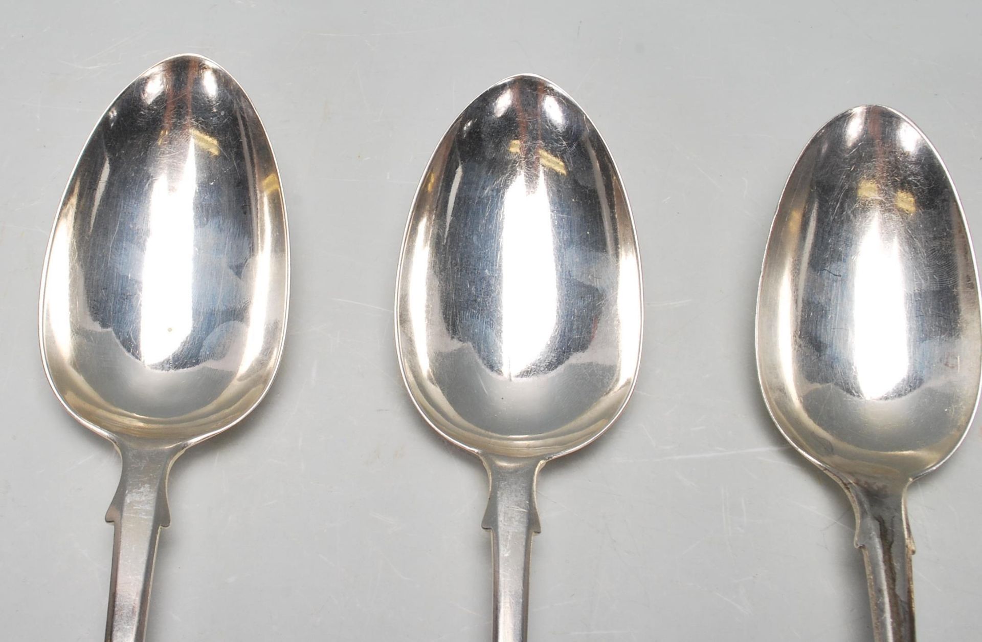A collection of five 19th century Victorian silver serving spoons dated London 1841 and 1842 - Bild 2 aus 11