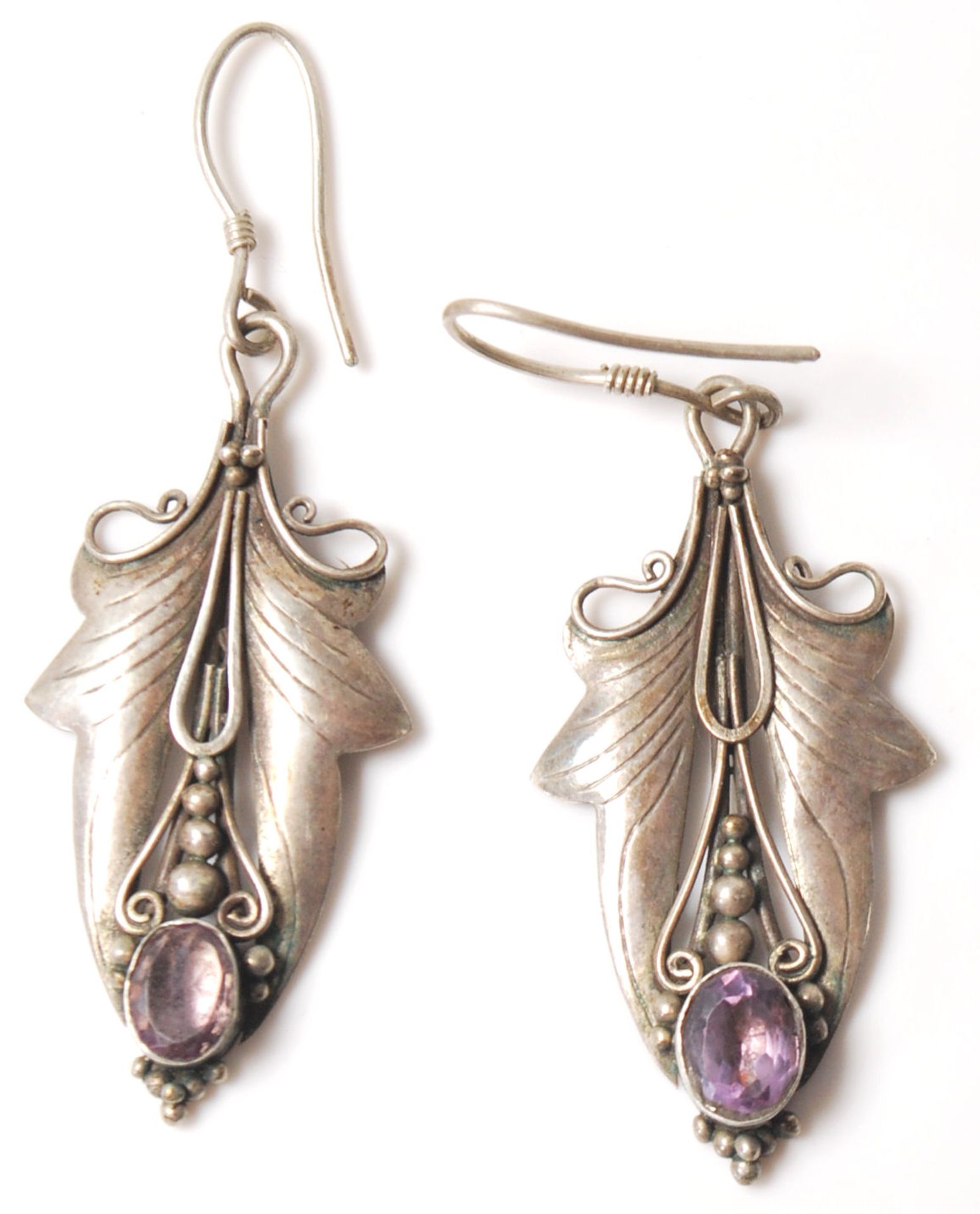 Three pairs of vintage ladies silver earrings to include a pair of Art Nouveau style ivy leaf drop - Bild 2 aus 9