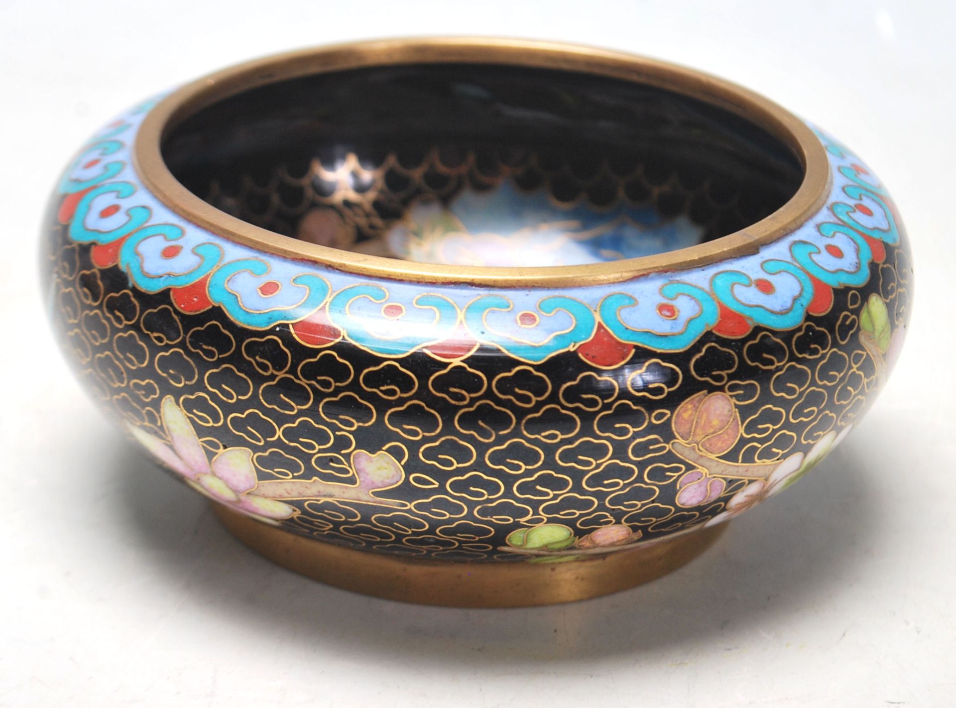 A 20th Century Chinese Cloisonne dish of round from having enamelled decoration throughout depicting - Bild 3 aus 5