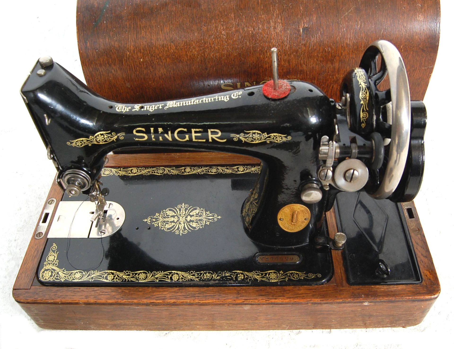 A pair of mid 20th century 1950s Singer sewing machines both coloured in black with gold floral - Bild 8 aus 9