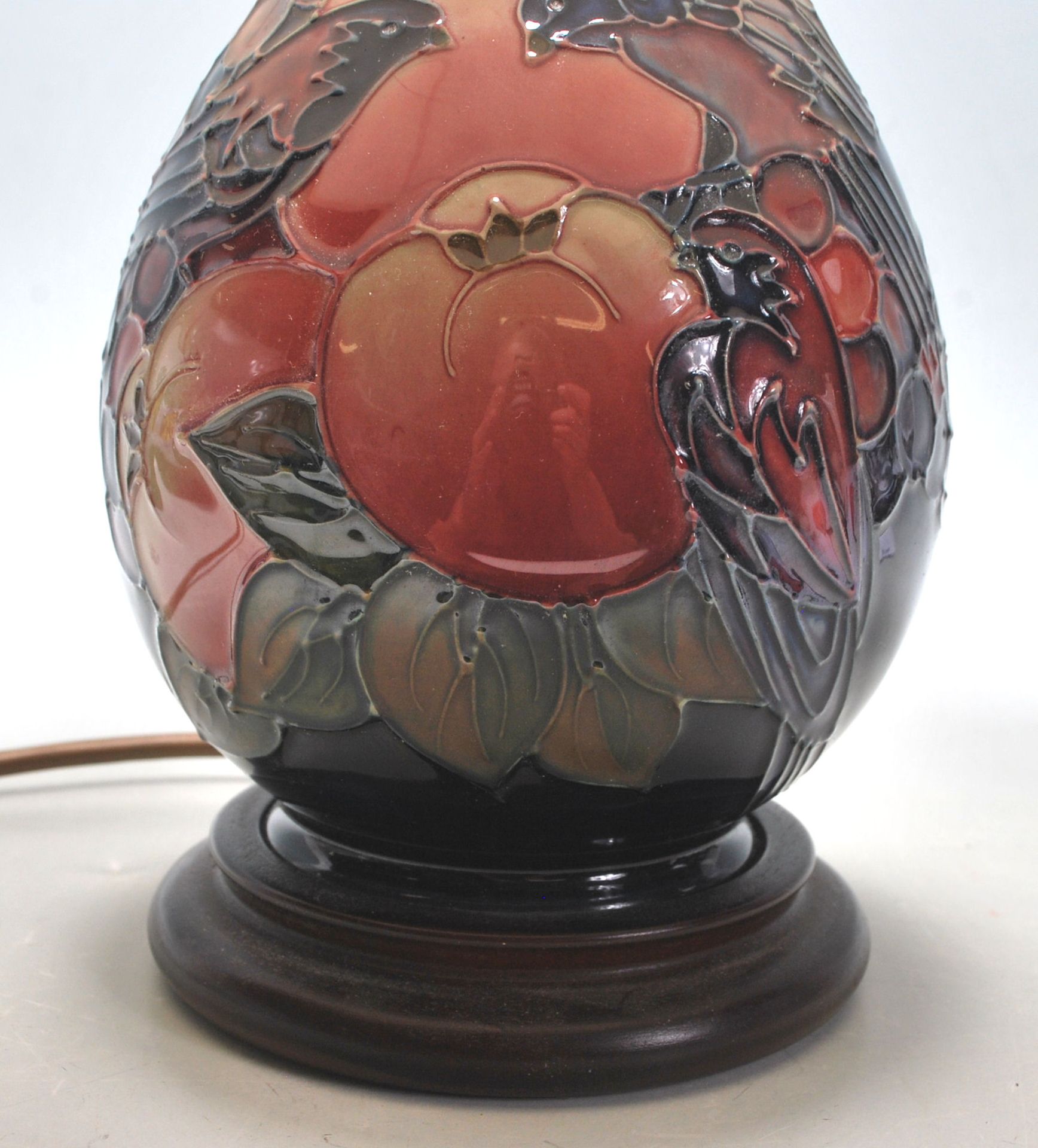 A 20th Century Moorcroft finches pattern table lamp of baluster form being decorated with tube lined - Image 3 of 7