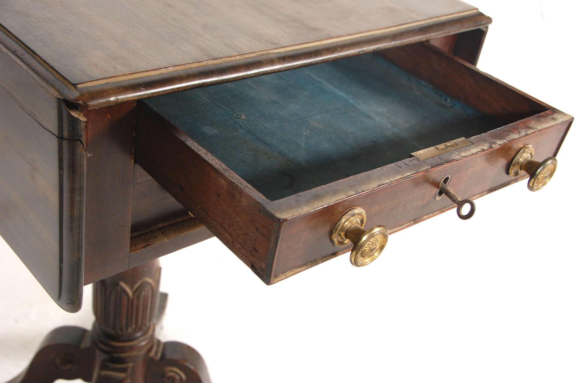 A 19th century George III mahogany drop leaf ladies tripod workbox table. The table raised on a - Bild 11 aus 12