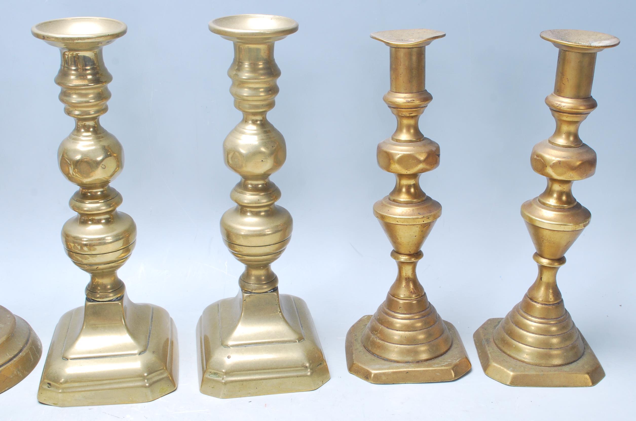 An early 20th / late 19th Century set of six tabletop brass candlesticks being raised on a squared - Bild 11 aus 12