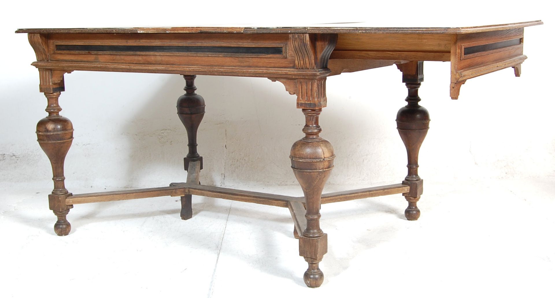 A 19th century Victorian French provincial oak extendable dining table. The table having cup and - Bild 7 aus 7