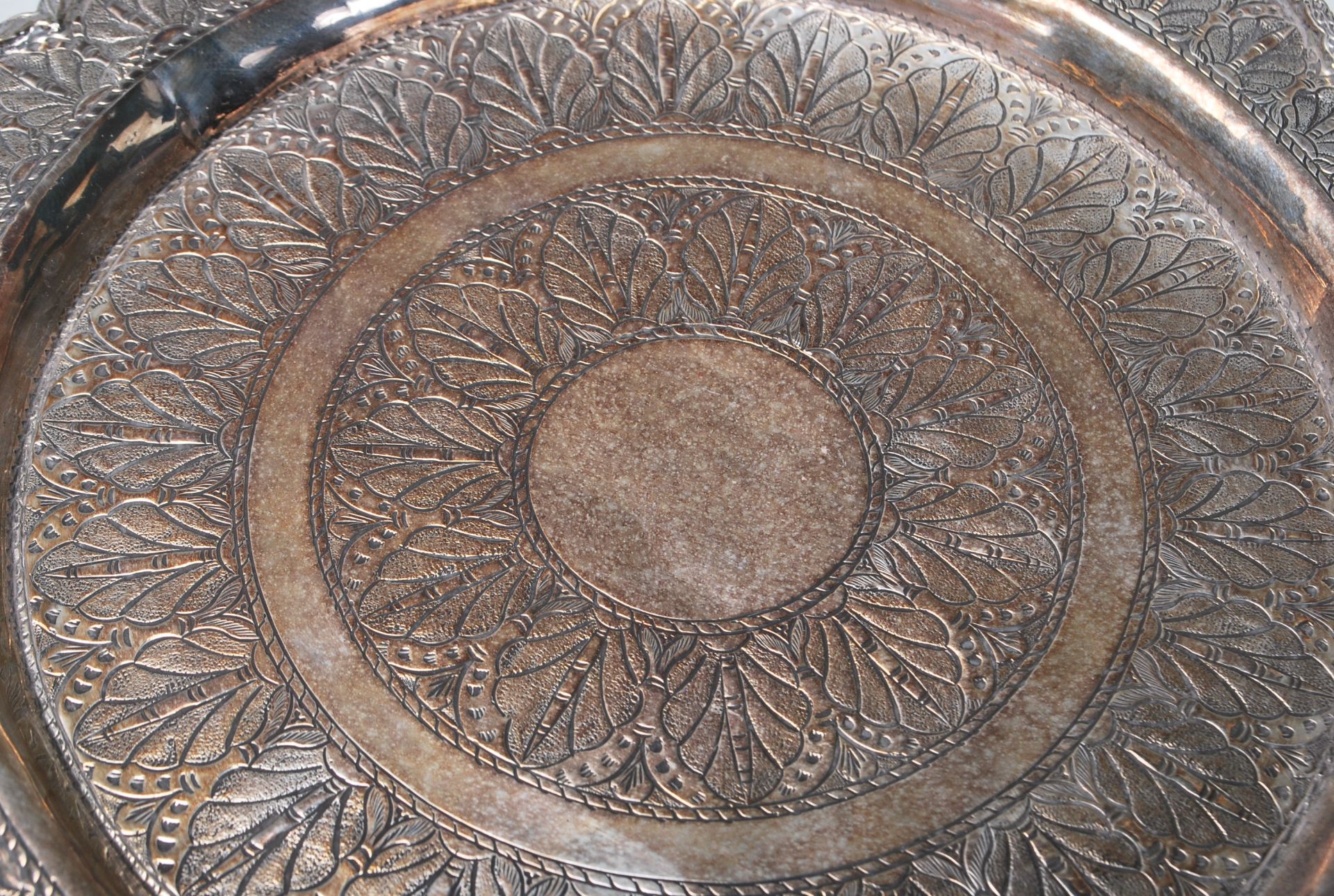 A 20th century antique silver Islamic tray having bamboo and plants life decorations to the inside - Bild 3 aus 6