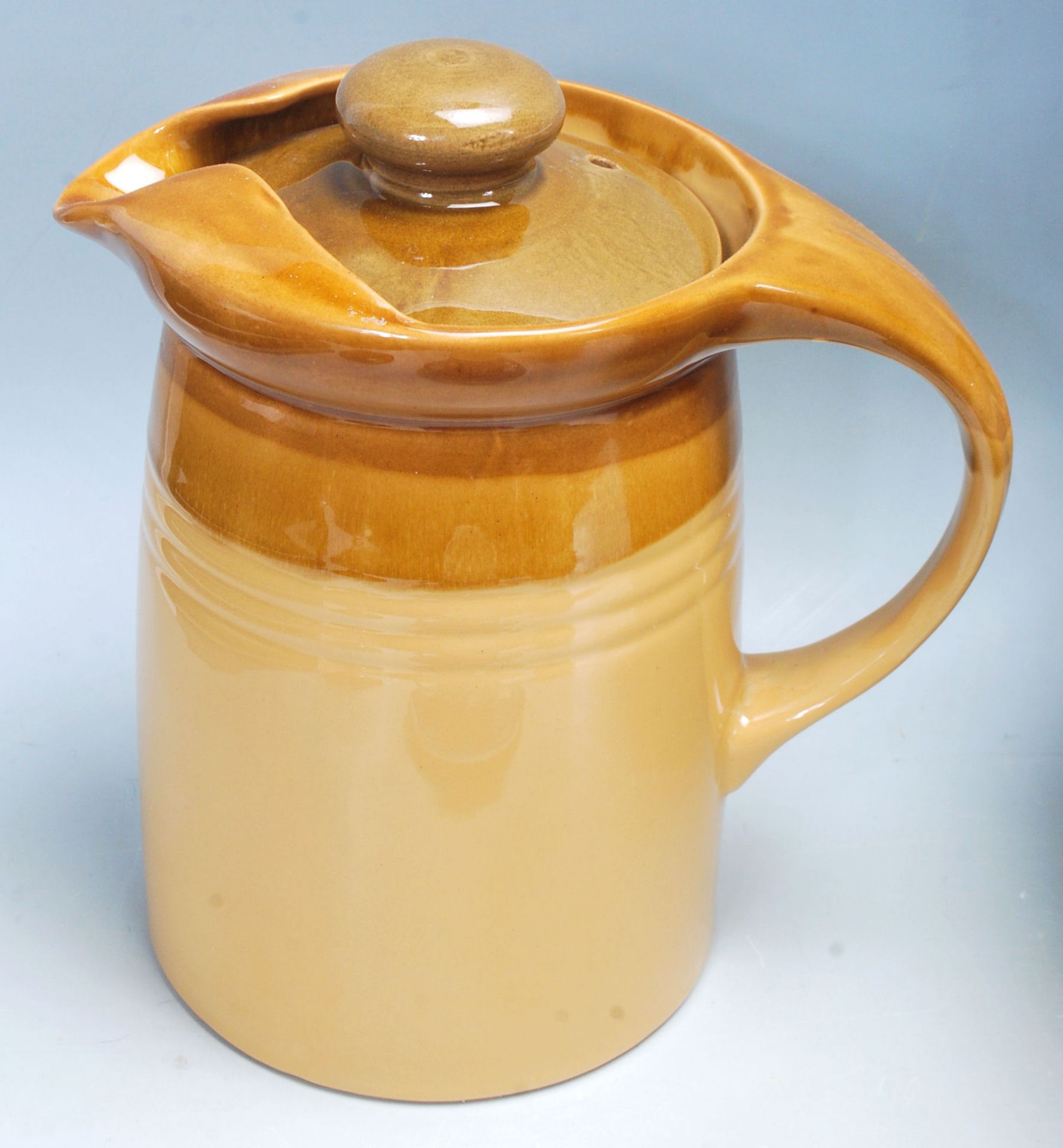 A collection of retro vintage mid century kitchenalia to include a ceramic kettle, jug, sugarpot, - Bild 6 aus 7