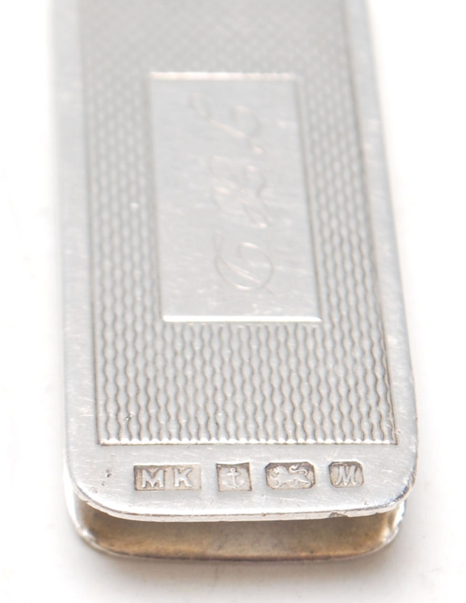 A vintage 20th Century silver hallmarked money clip having an engine turned panel to the front - Bild 6 aus 6