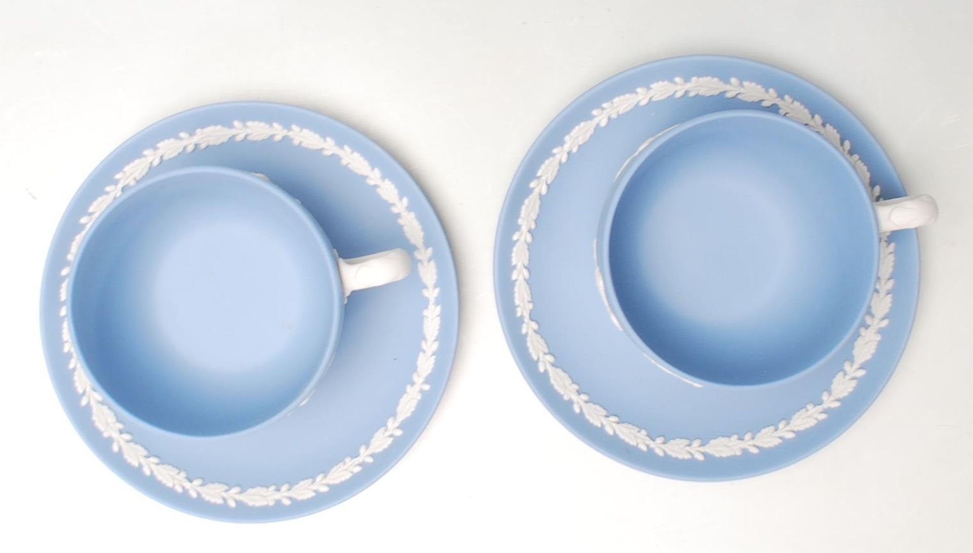 A pair of antique early 20th century Wedgwood dancing hours Jasperware tea cups and saucers with - Bild 12 aus 14