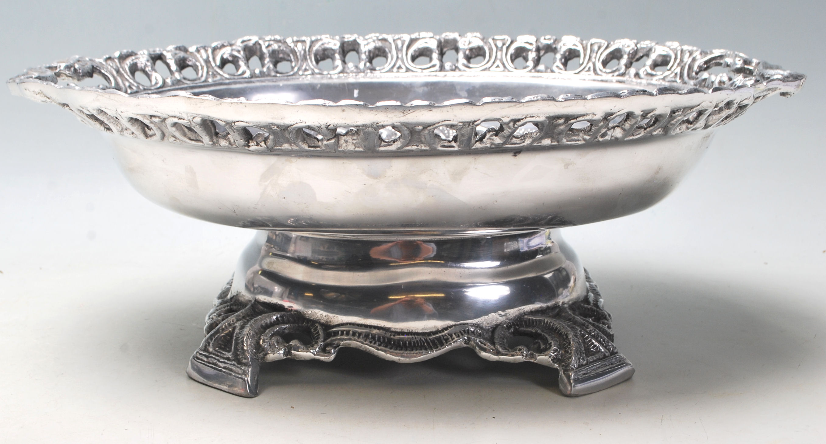 A 20th century Edwardian large silver plated fruit bowl / central piece of oval form with reposed - Image 3 of 5