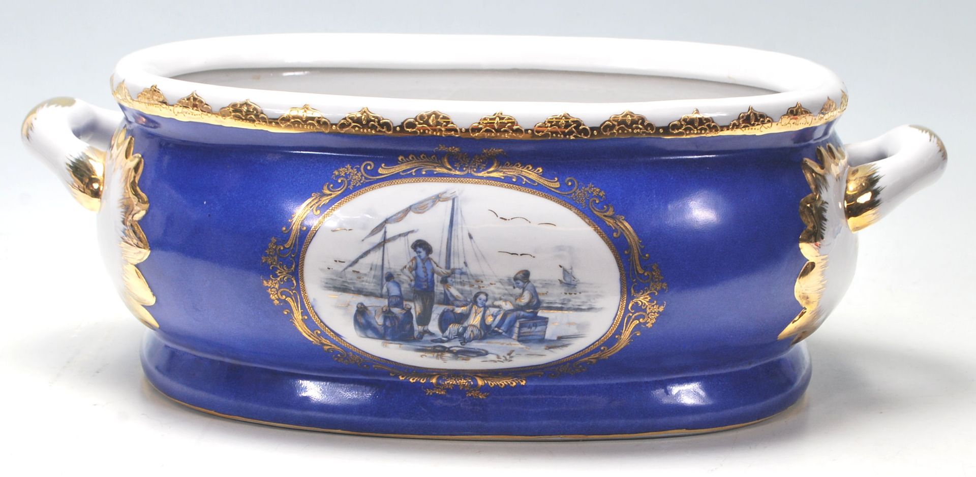 A Staffordshire blue and white ceramic foot bath with twin handles, transfer print panel at the - Bild 4 aus 7