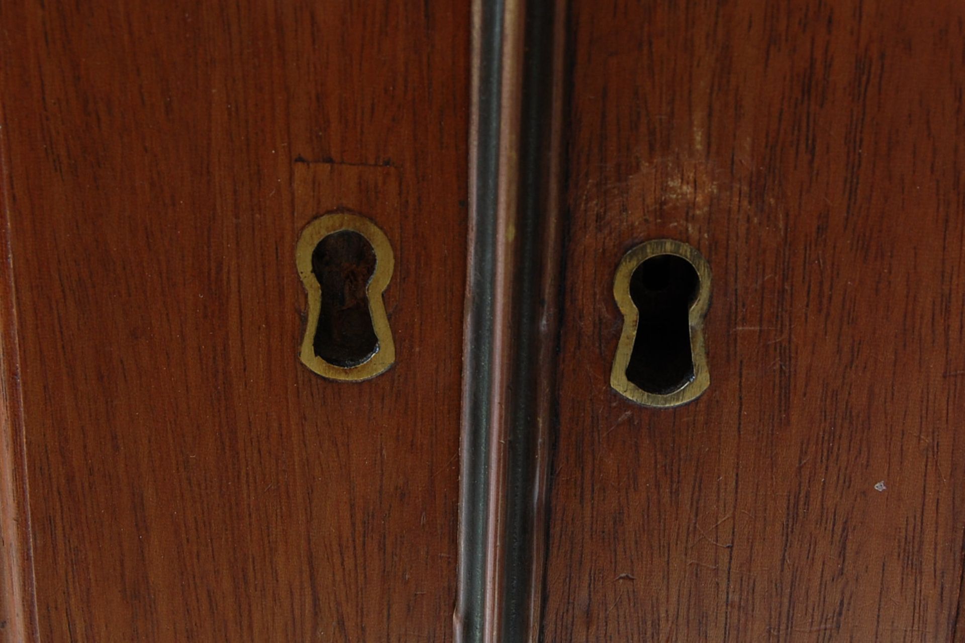 An Edwardian early 20th Century mahogany double wardrobe with panel doors to the double wardrobe - Bild 4 aus 7