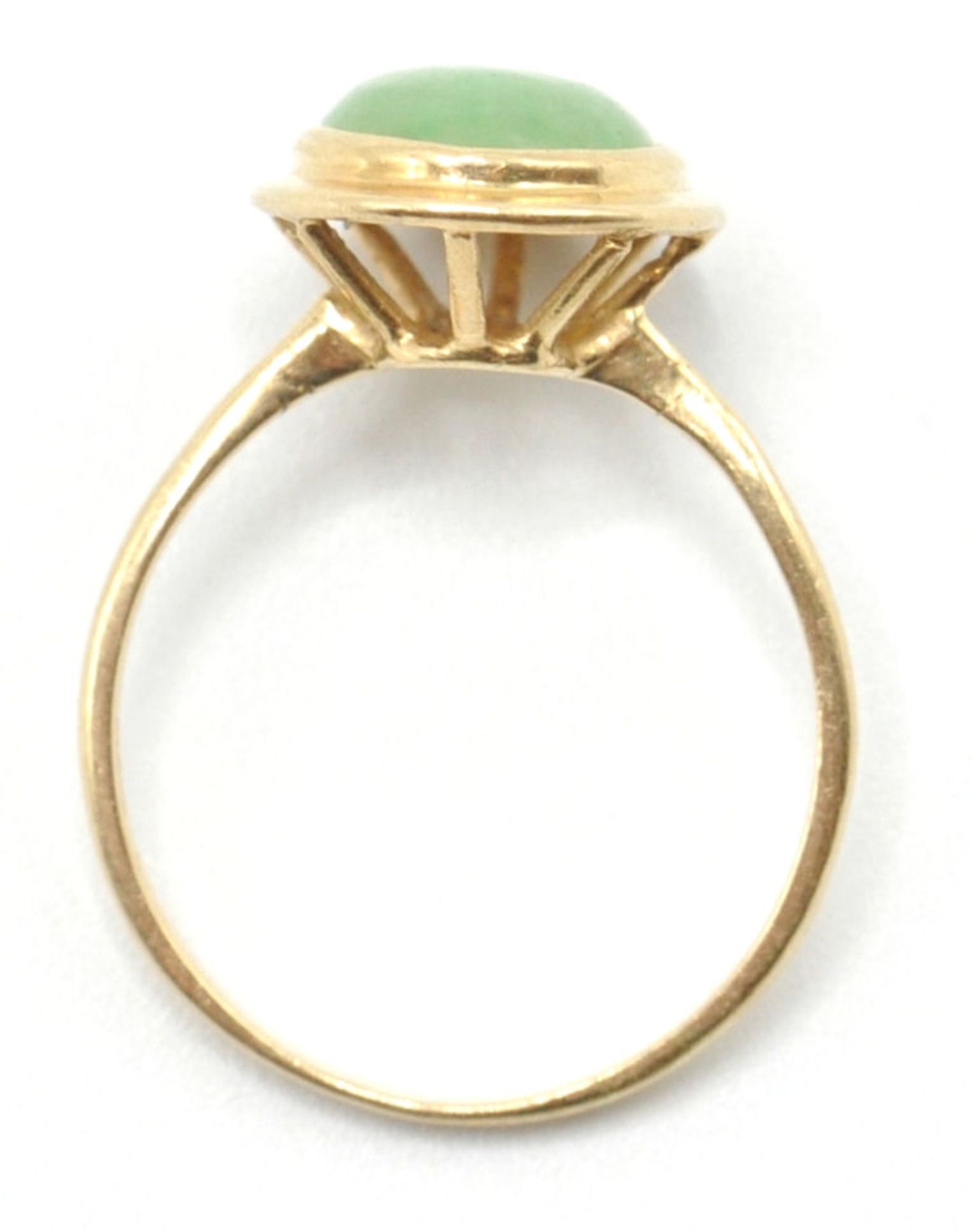 A stamped 585 14ct gold ring being set with an oval jade cabochon in a bezel setting. Weight 2.8g. - Bild 7 aus 7