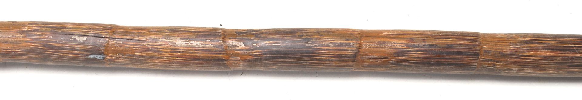 A 19th Century antique walking stick cane having a faux bamboo carved shaft with a gold collar and a - Bild 4 aus 5