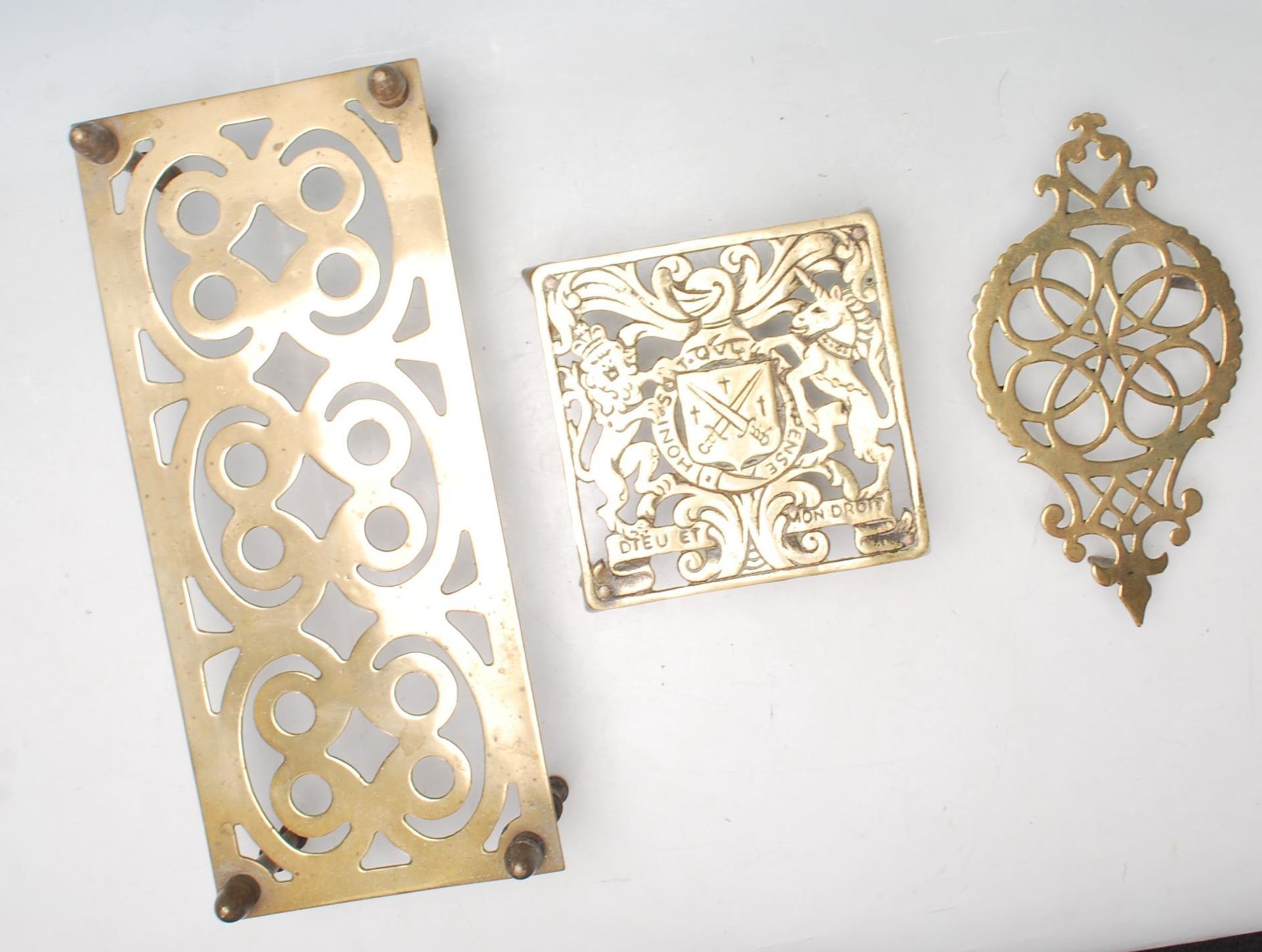 A good collection of antique 20th Century brass items to include French brass trivets stand with - Bild 11 aus 12