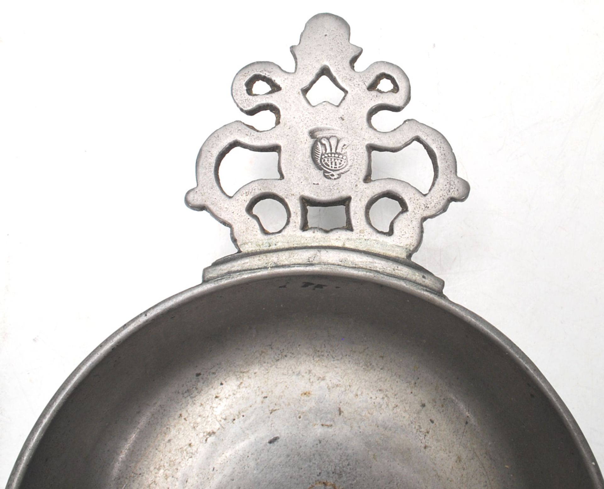 A collection of three early 20th Century pewter porringer / drinking bowls having pierced twin - Bild 4 aus 5