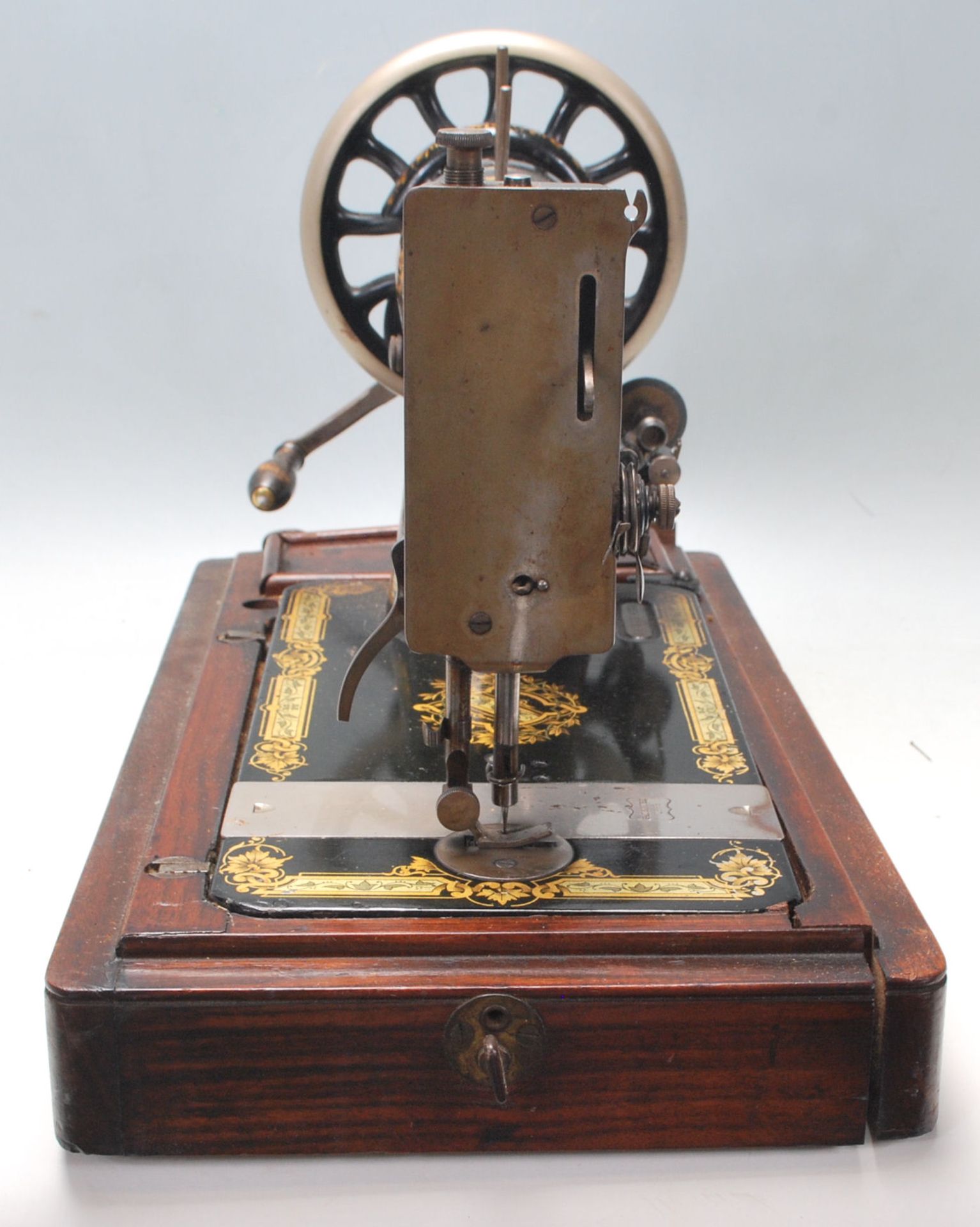 A vintage early 20th Century oak cased Singer Sewing machine having a good art deco sarcophagus - Bild 7 aus 11