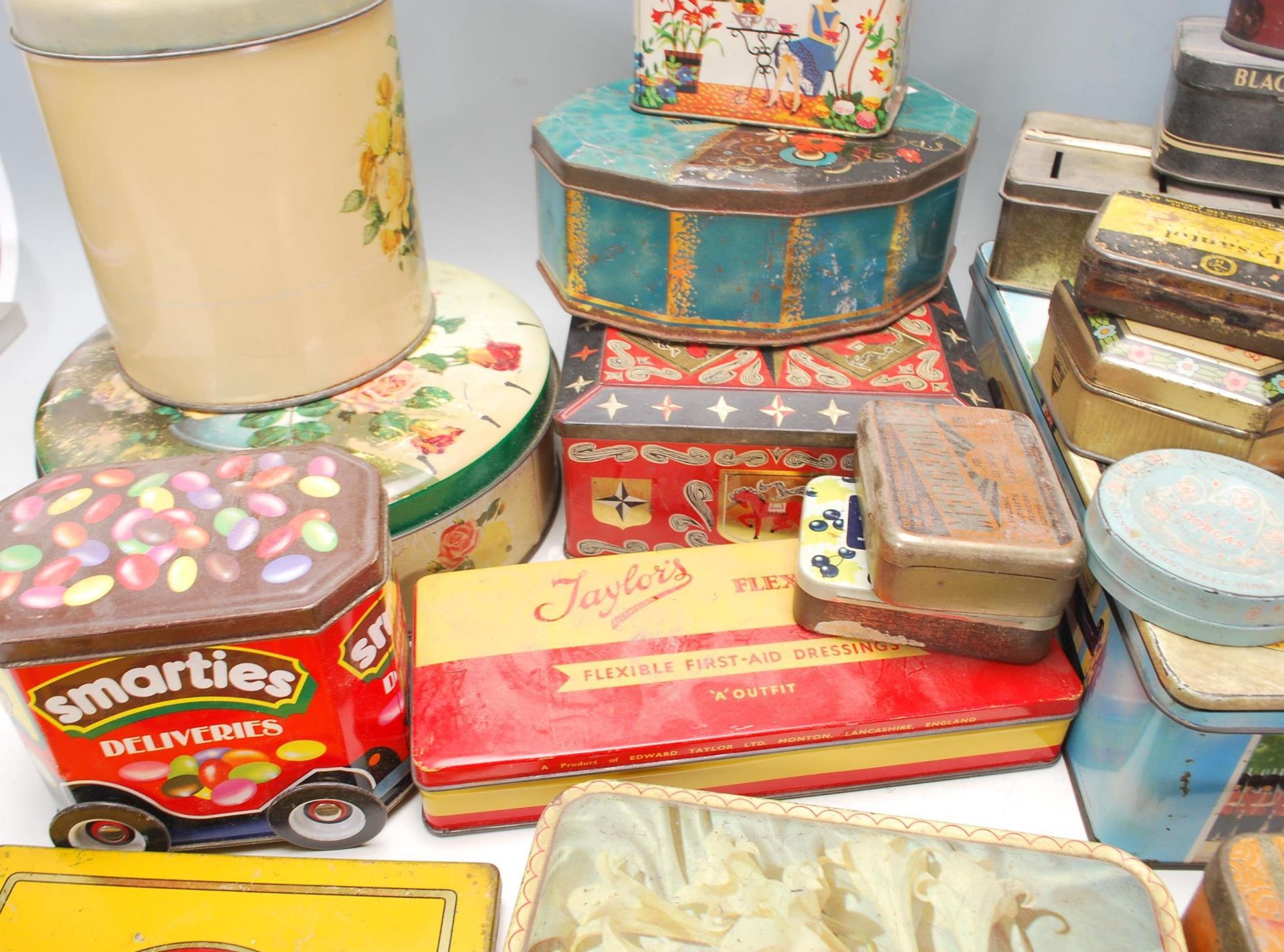 A large collection of vintage mid 20th Century metal advertising tins, biscuits tins, tobaccos - Bild 5 aus 14
