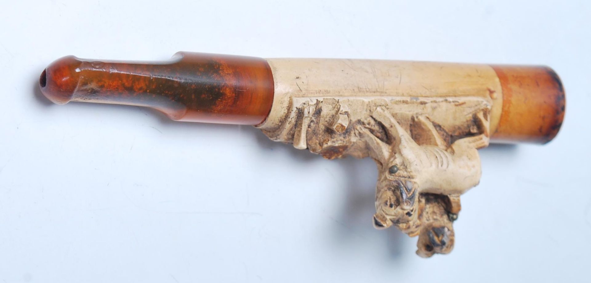 A good early 20th century cigarette cheroot holder with hand carved French bulldogs and amber - Bild 7 aus 10