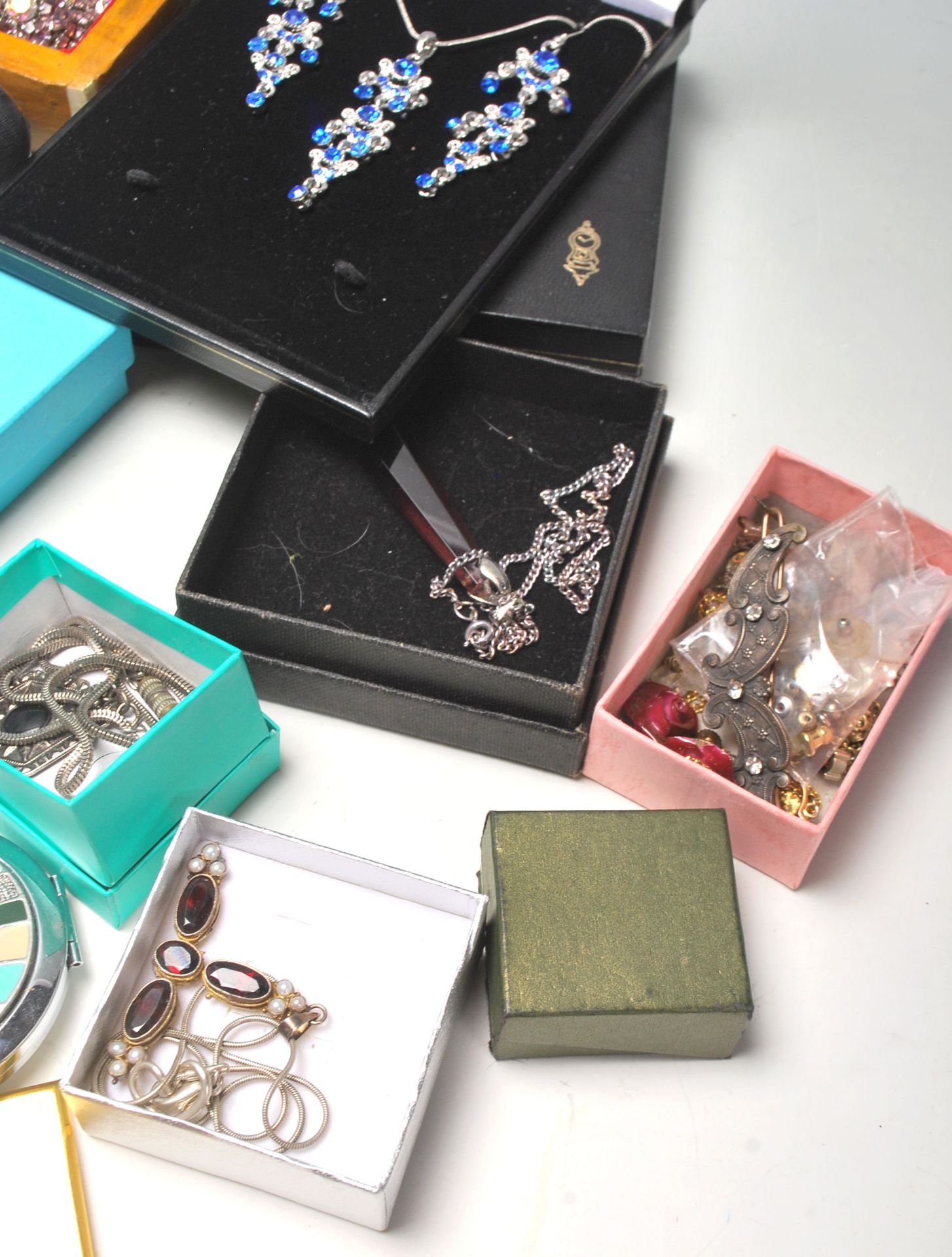 A quantity of retro vintage costume jewellery including necklaces, bracelets, earrings, rings and - Bild 2 aus 10