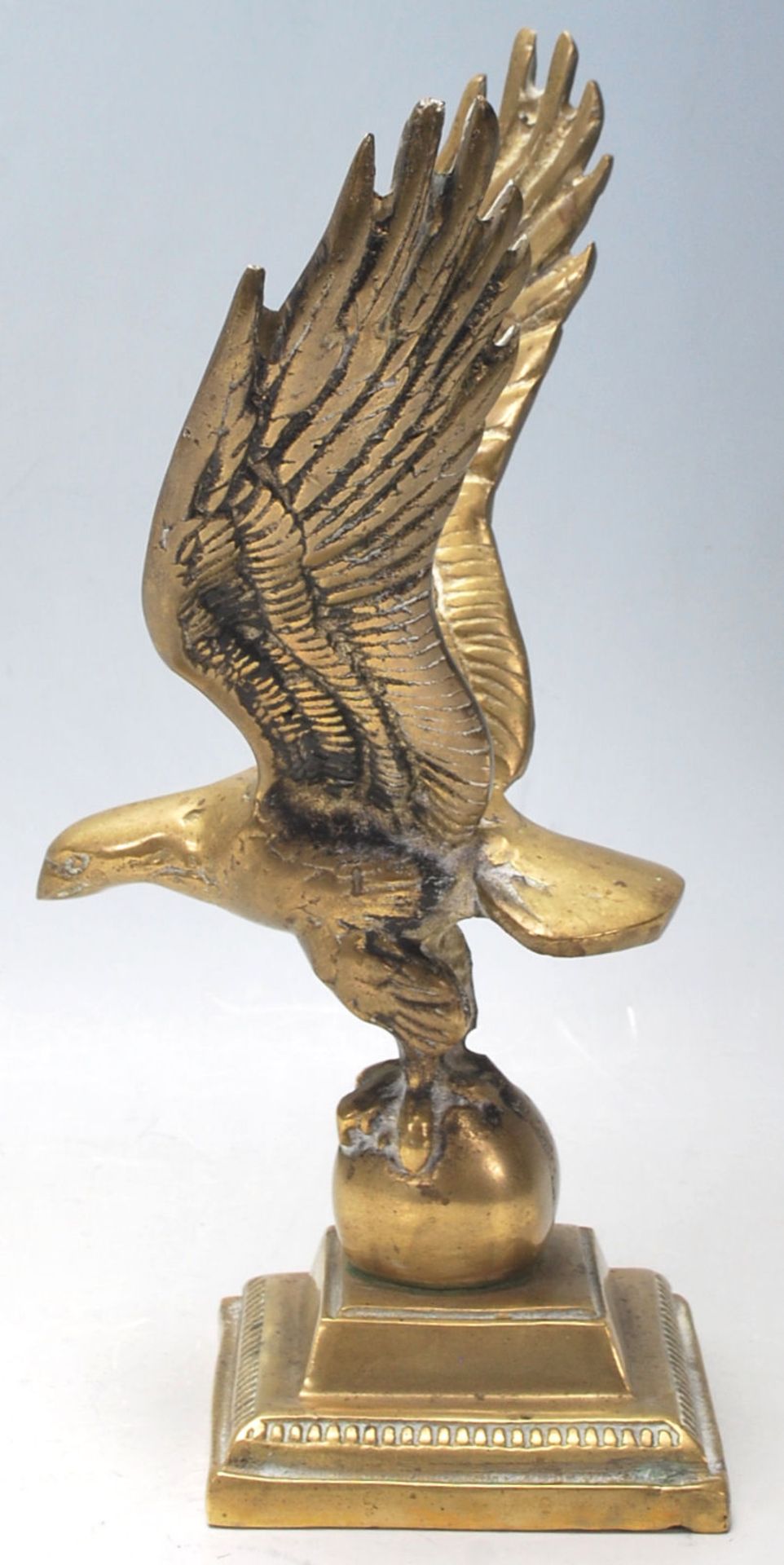 A 20th Century cast brass decorative ornament in the form of an eagle having spread wings raised - Bild 3 aus 8