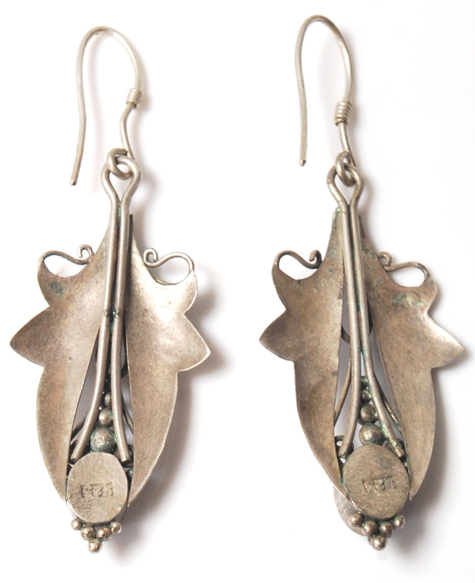 Three pairs of vintage ladies silver earrings to include a pair of Art Nouveau style ivy leaf drop - Bild 3 aus 9