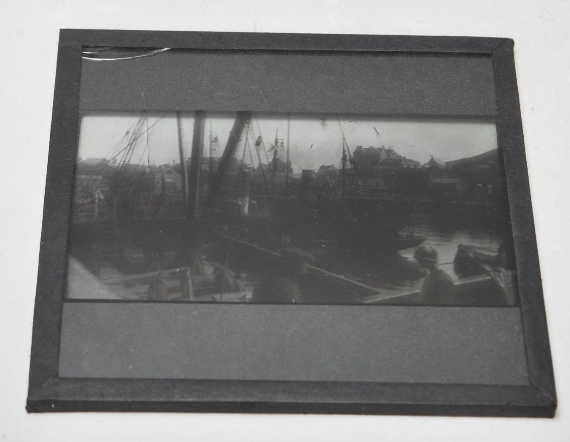 A large collection of antique late 19th century early 20th century glass magic lantern glass slides. - Bild 7 aus 11