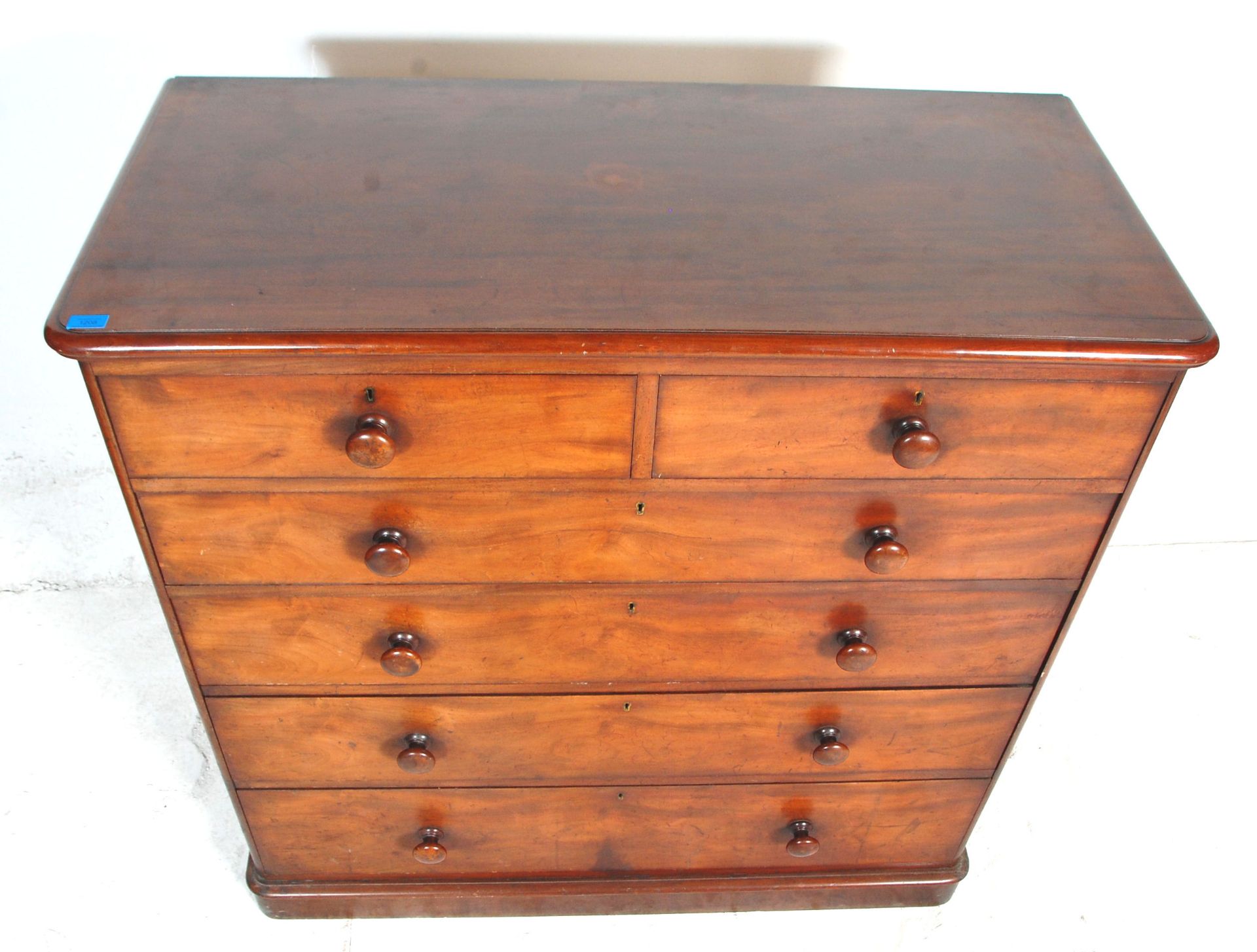 Heals - An antique Victorian 19th Century mahogany chest of drawers by Heals of London. Raised on - Bild 5 aus 7