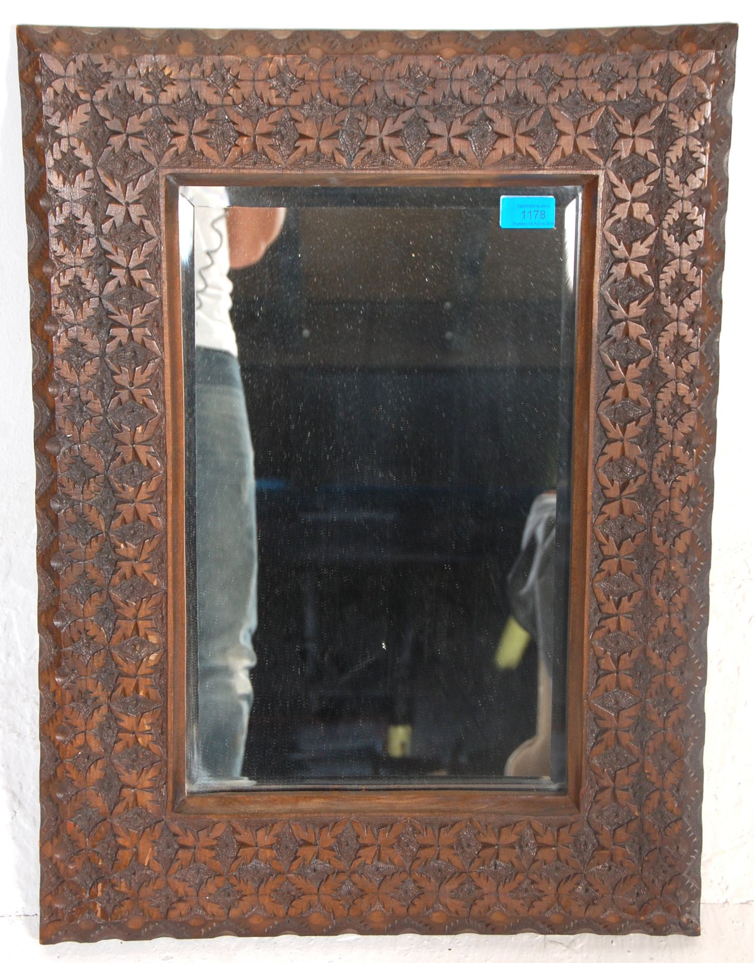 A 20th Century overmantel - wall mirror having a central glass mirror and bevelled edge inset to a - Bild 2 aus 7