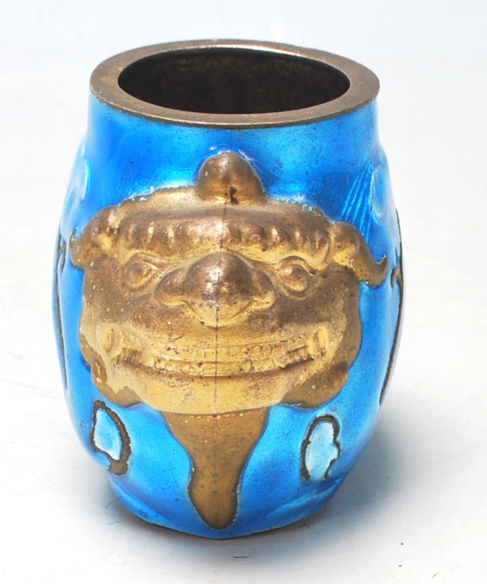 A 20th Century hand painted Chinese brass Ink well in the form of a Fu dogs  in gilt with cobalt - Bild 5 aus 6