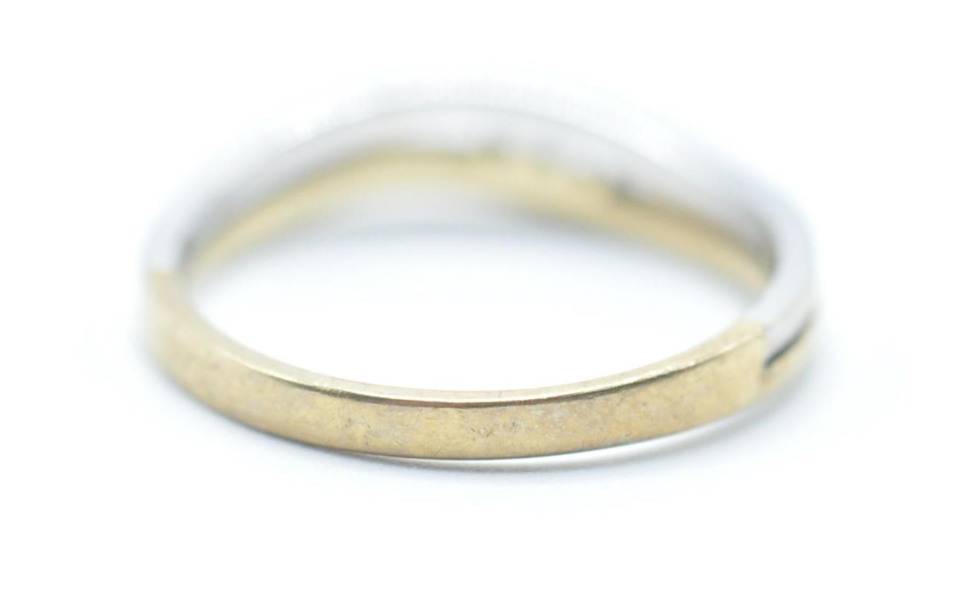 A hallmarked 9ct gold two tone split band ring set with three round cut diamonds. Hallmarked - Bild 4 aus 6
