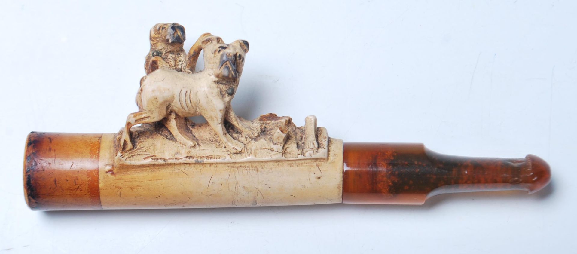 A good early 20th century cigarette cheroot holder with hand carved French bulldogs and amber - Bild 2 aus 10