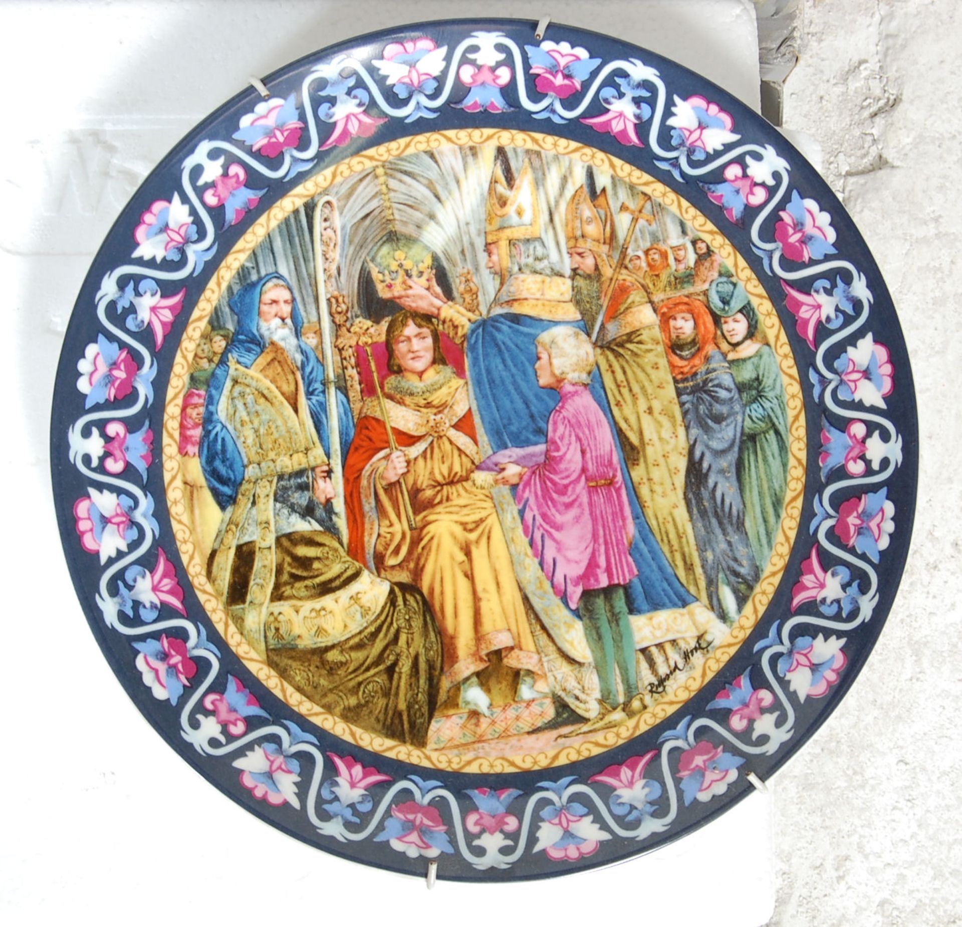 A large collection of limited edition vintage collectors plates to include, 7 Wedgwood Excalibur - Bild 2 aus 7