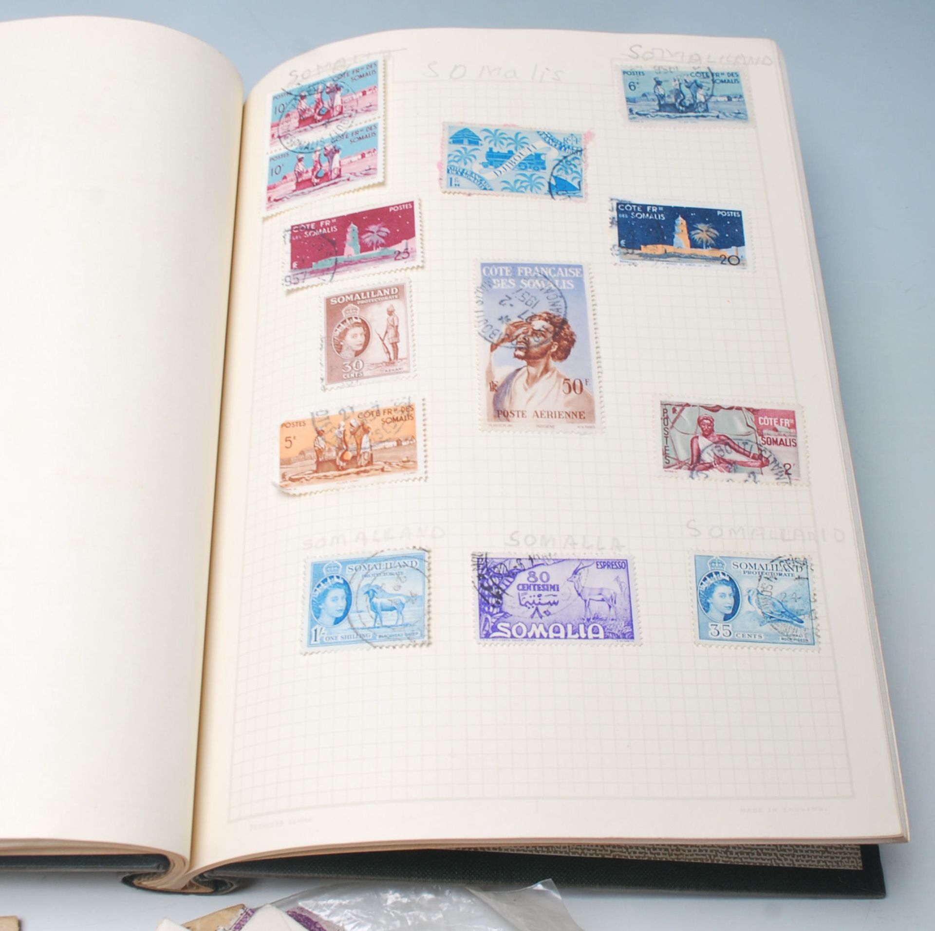 A collection of world stamps across multiple albums to include Great British stamps dating from - Bild 5 aus 7