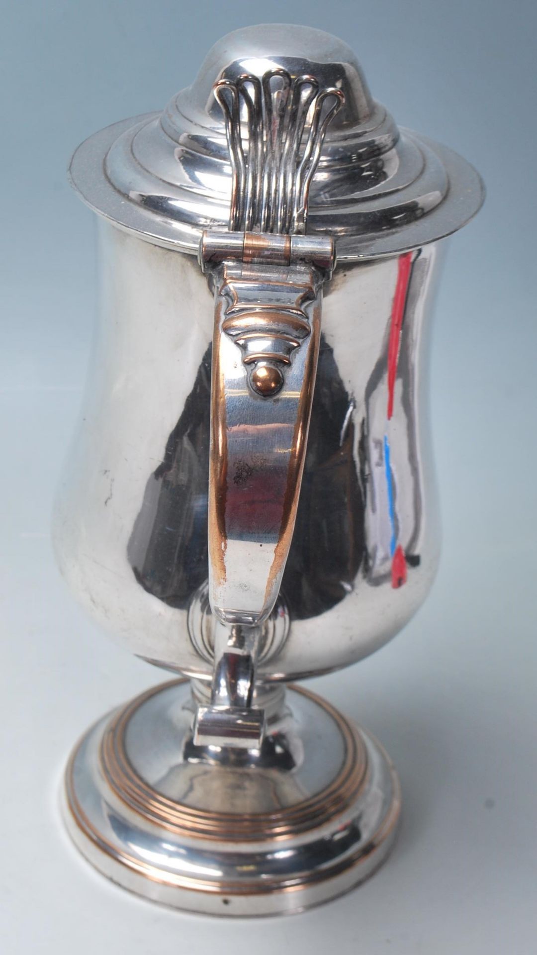 A 19th Century silver plated stylish jug, having scroll handle, bulbous form sitting on a circular - Bild 4 aus 7