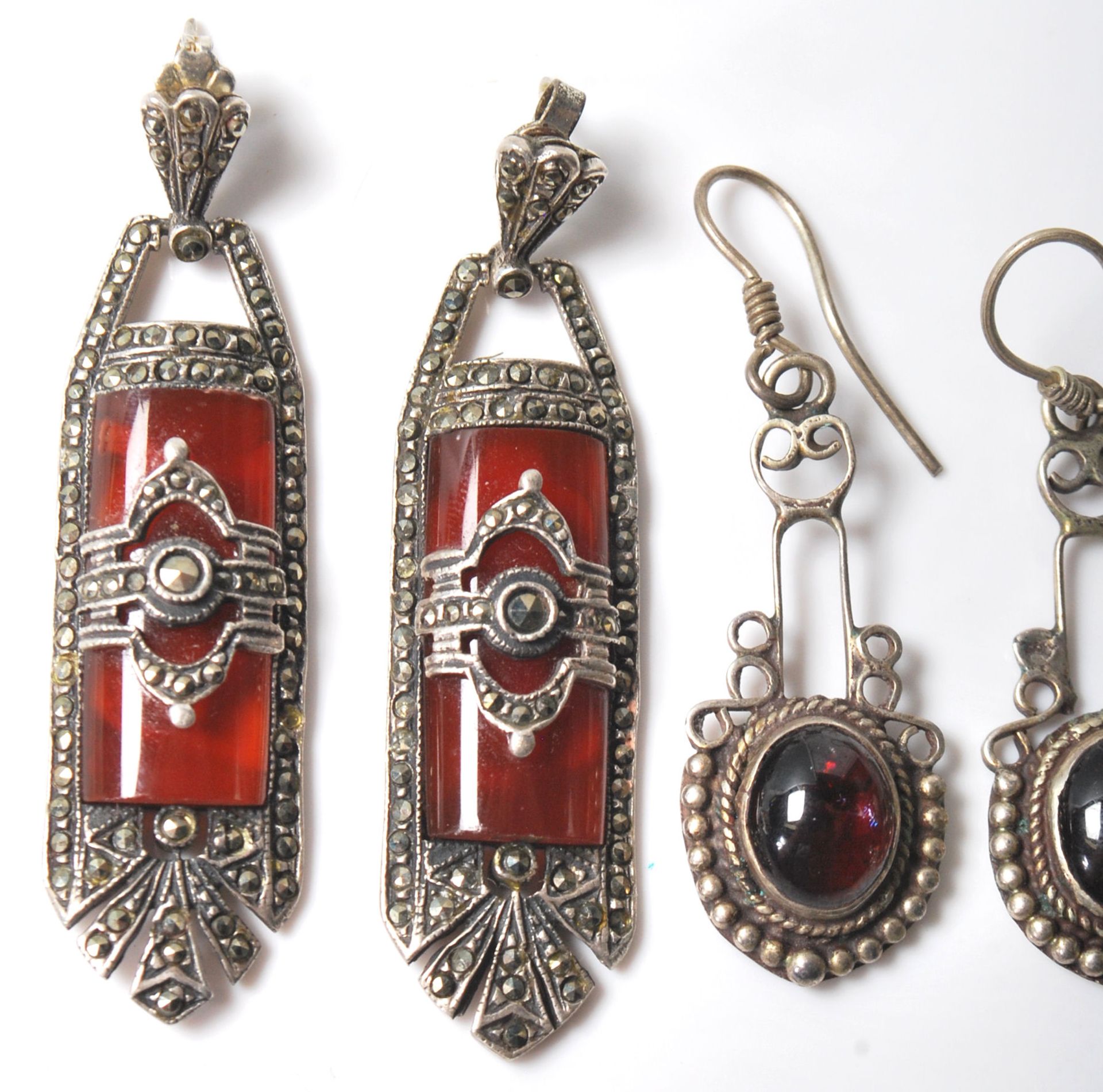 A selection of silver antique earrings to include a pair of Art Deco drop earrings having red - Bild 5 aus 9