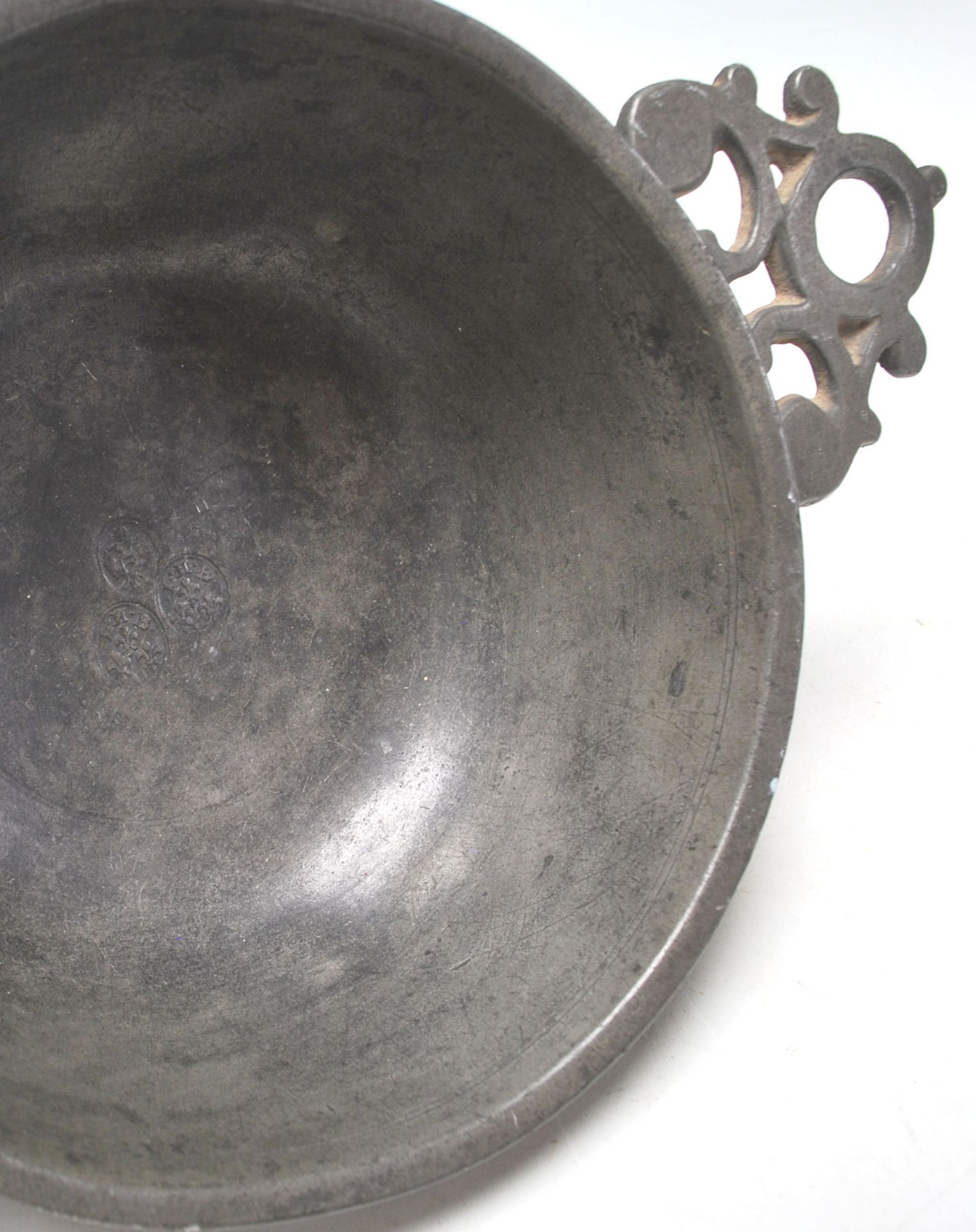 A collection of three early 20th Century pewter porringer / drinking bowls having pierced twin - Bild 5 aus 5