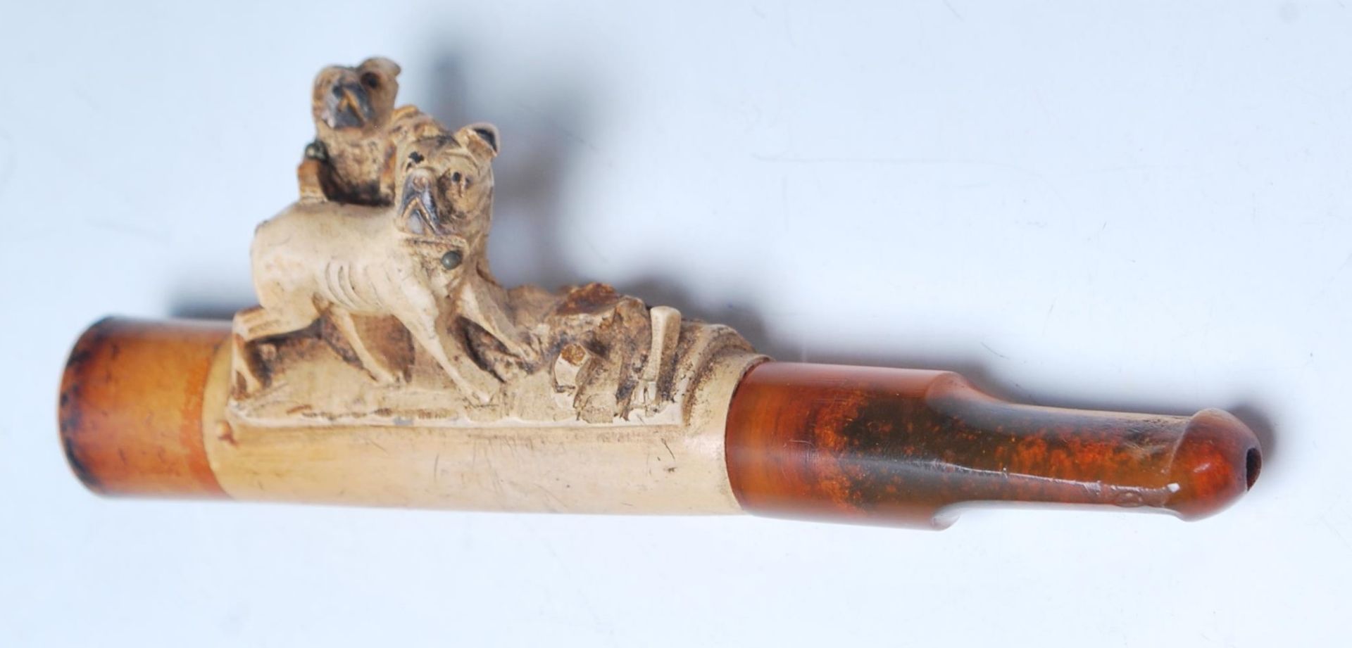 A good early 20th century cigarette cheroot holder with hand carved French bulldogs and amber - Bild 8 aus 10