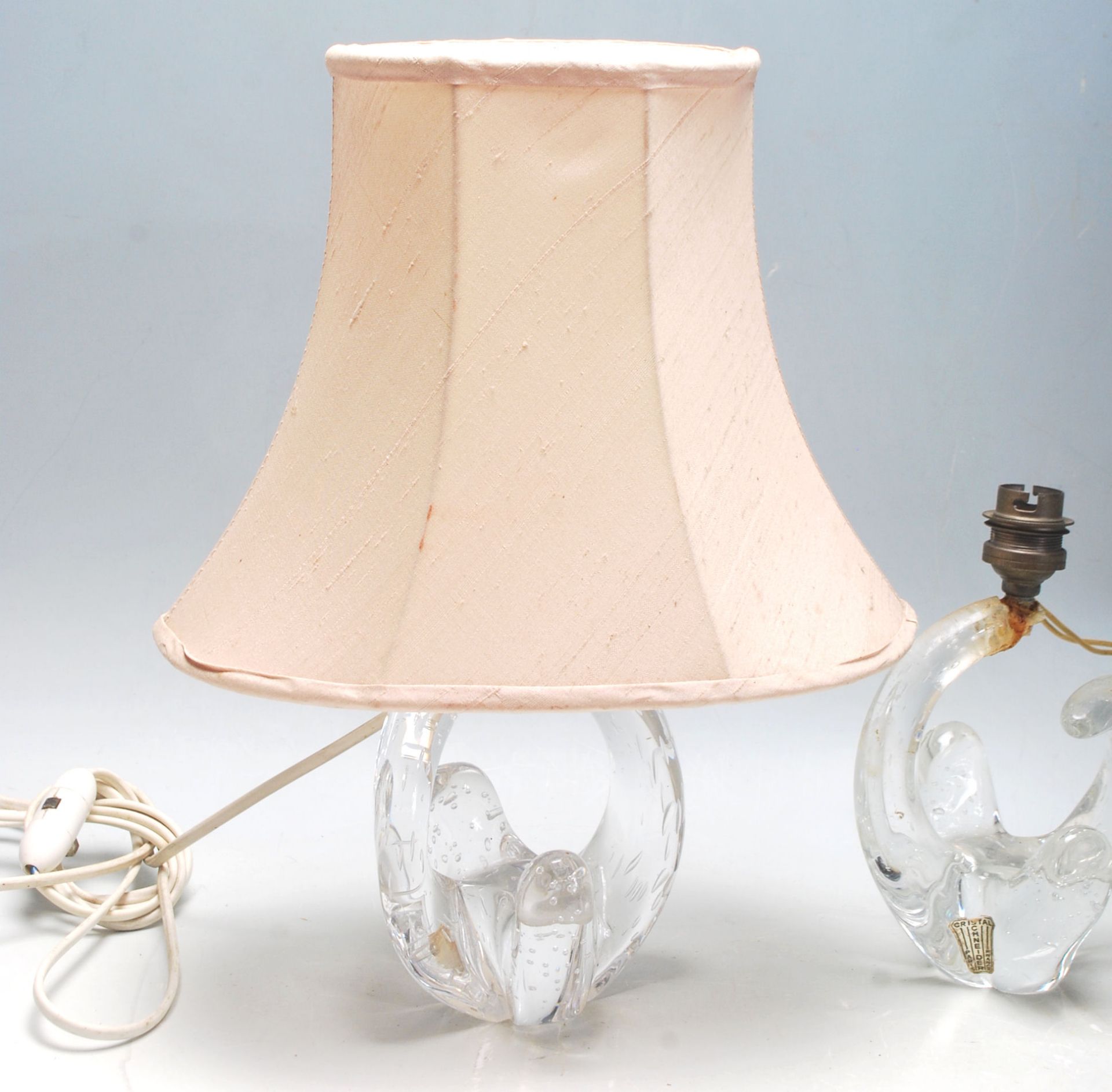 A collection of vintage and retro glass to include table lamp with a twist design, a pair of table - Bild 7 aus 7