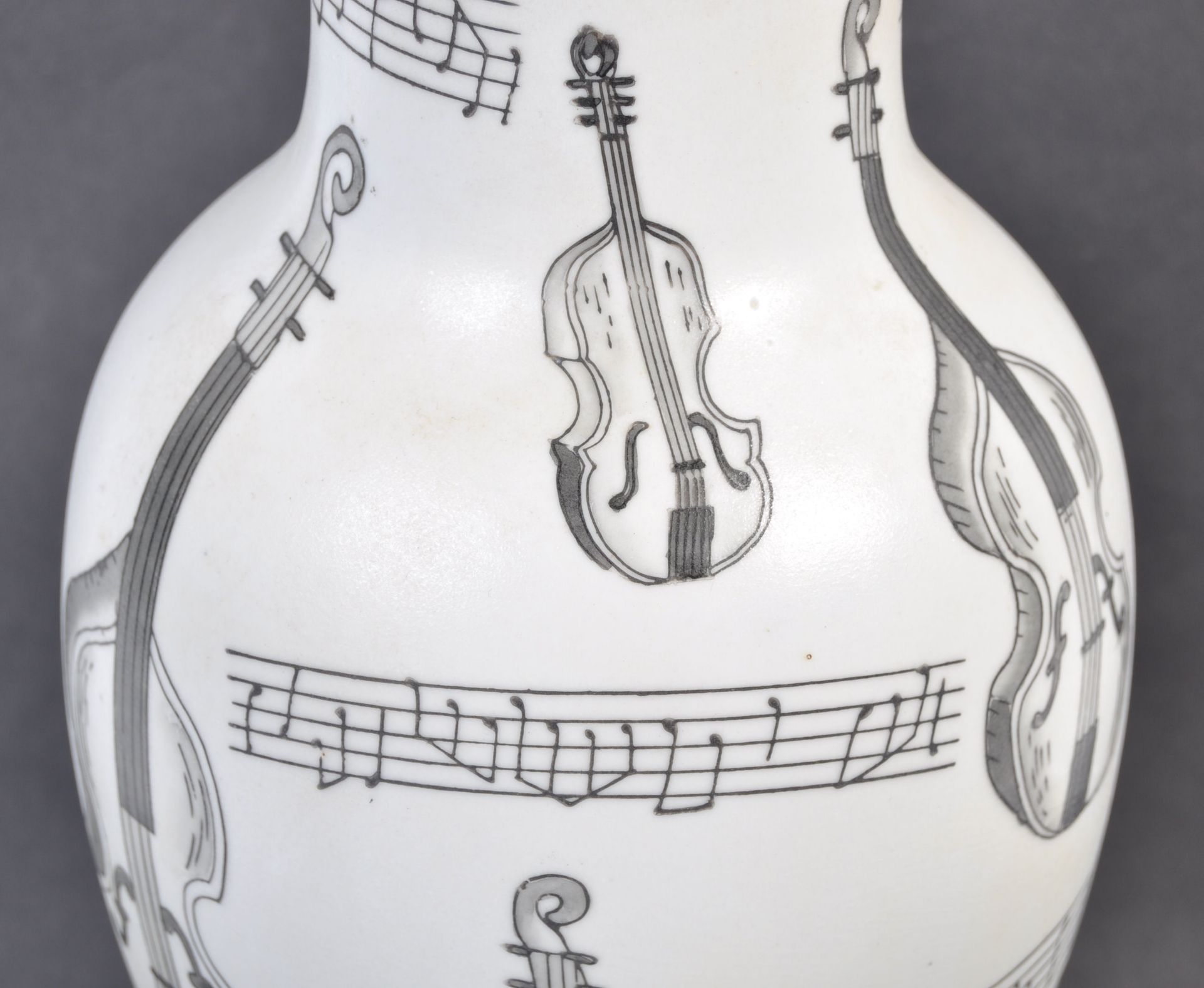 RETRO 20TH CENTURY POTTERY TABLE LAMP WITH MUSICAL DESIGN - Image 3 of 5