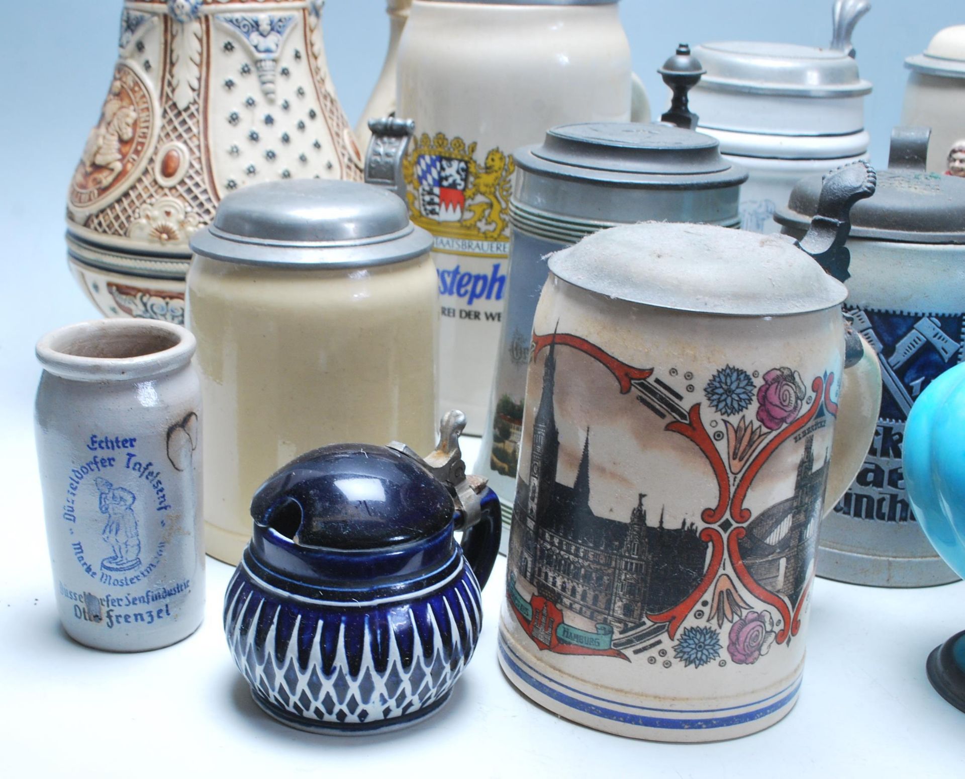 A large collection of German blue and grey stoneware jugs and beer steins, some having pewter - Bild 3 aus 14