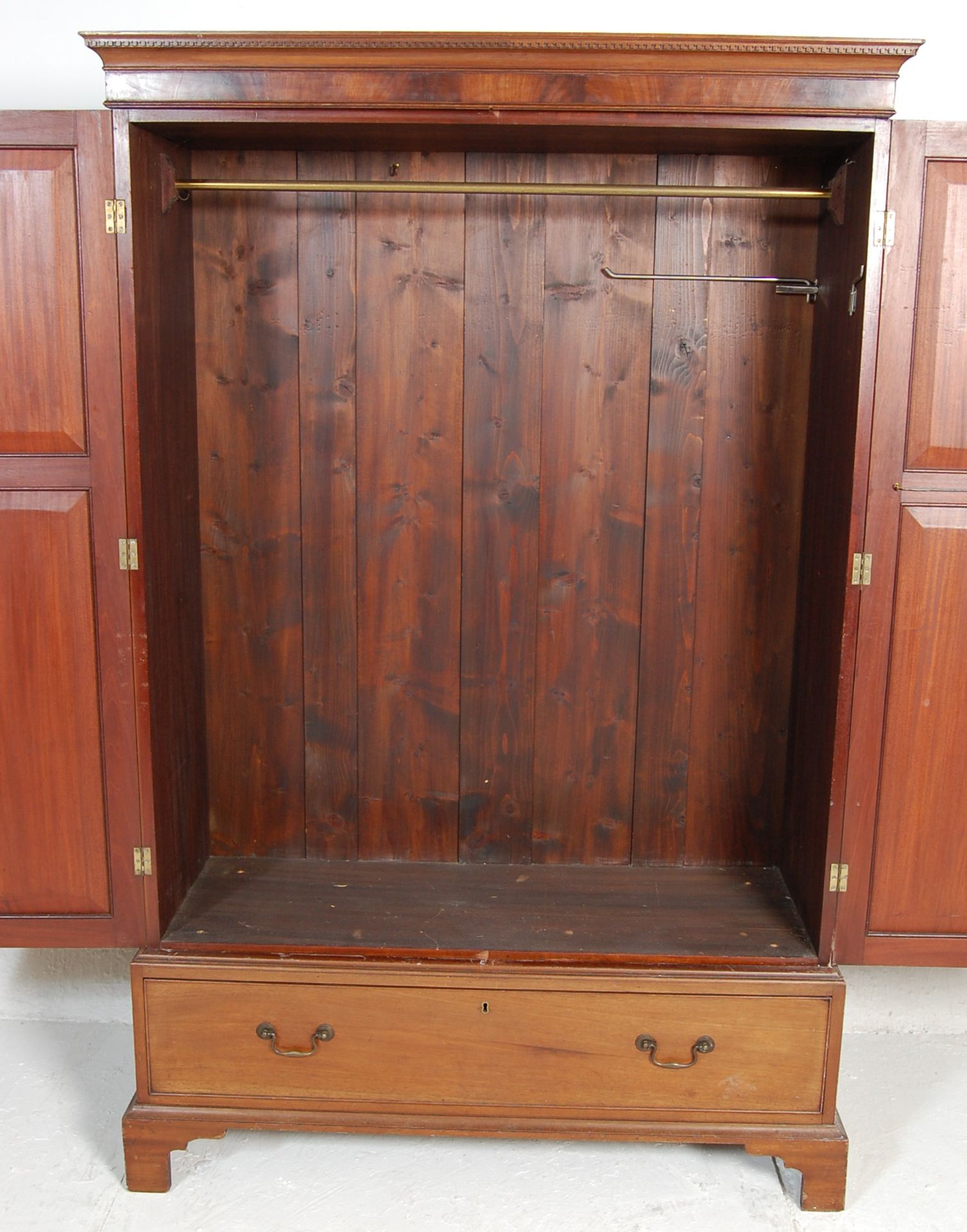 An Edwardian early 20th Century mahogany double wardrobe with panel doors to the double wardrobe - Bild 6 aus 7