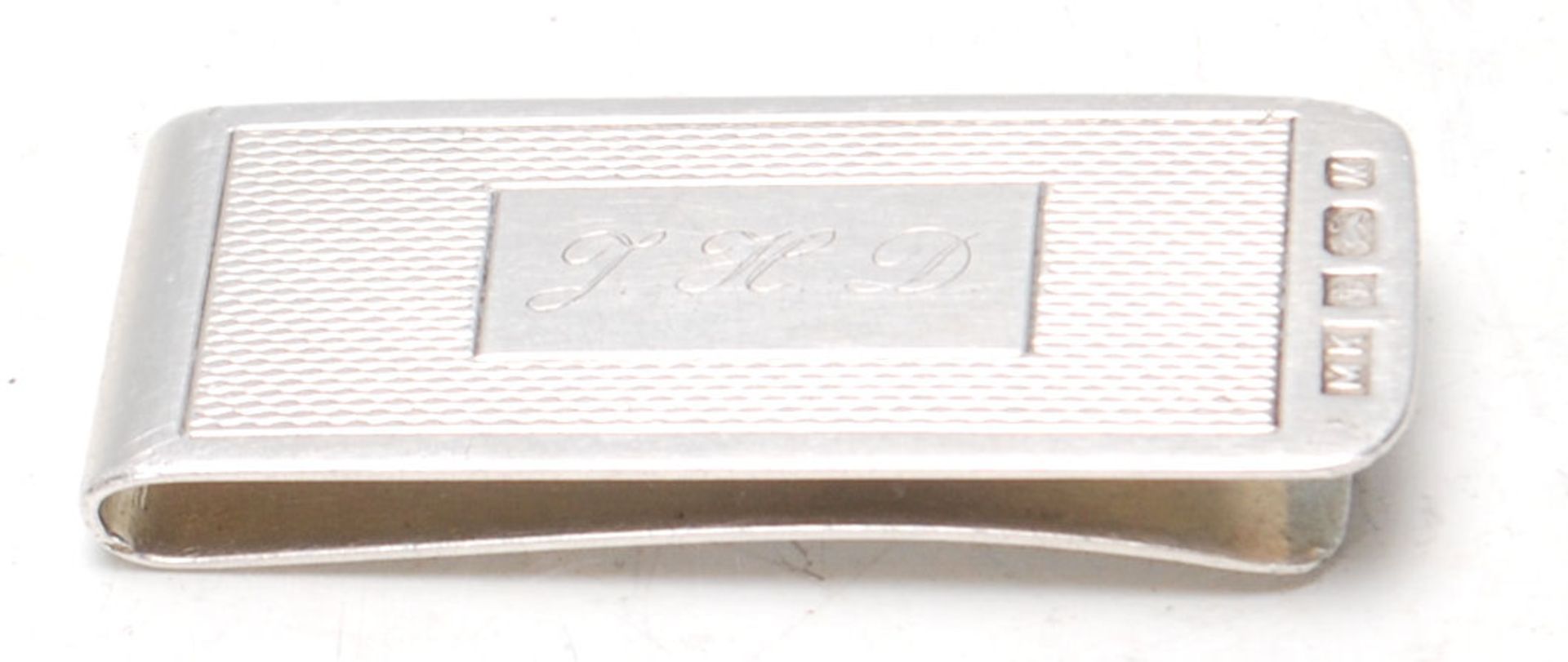 A vintage 20th Century silver hallmarked money clip having an engine turned panel to the front - Bild 2 aus 6
