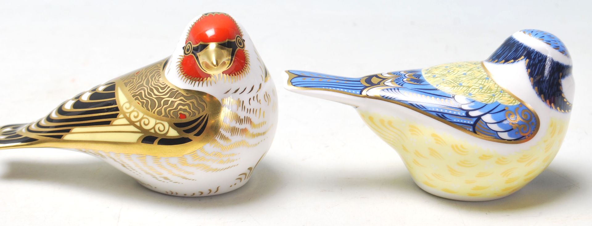 A pair of Royal Crown Derby paperweights both in the shape of birds to include Garden Blue Tit and a - Bild 2 aus 6