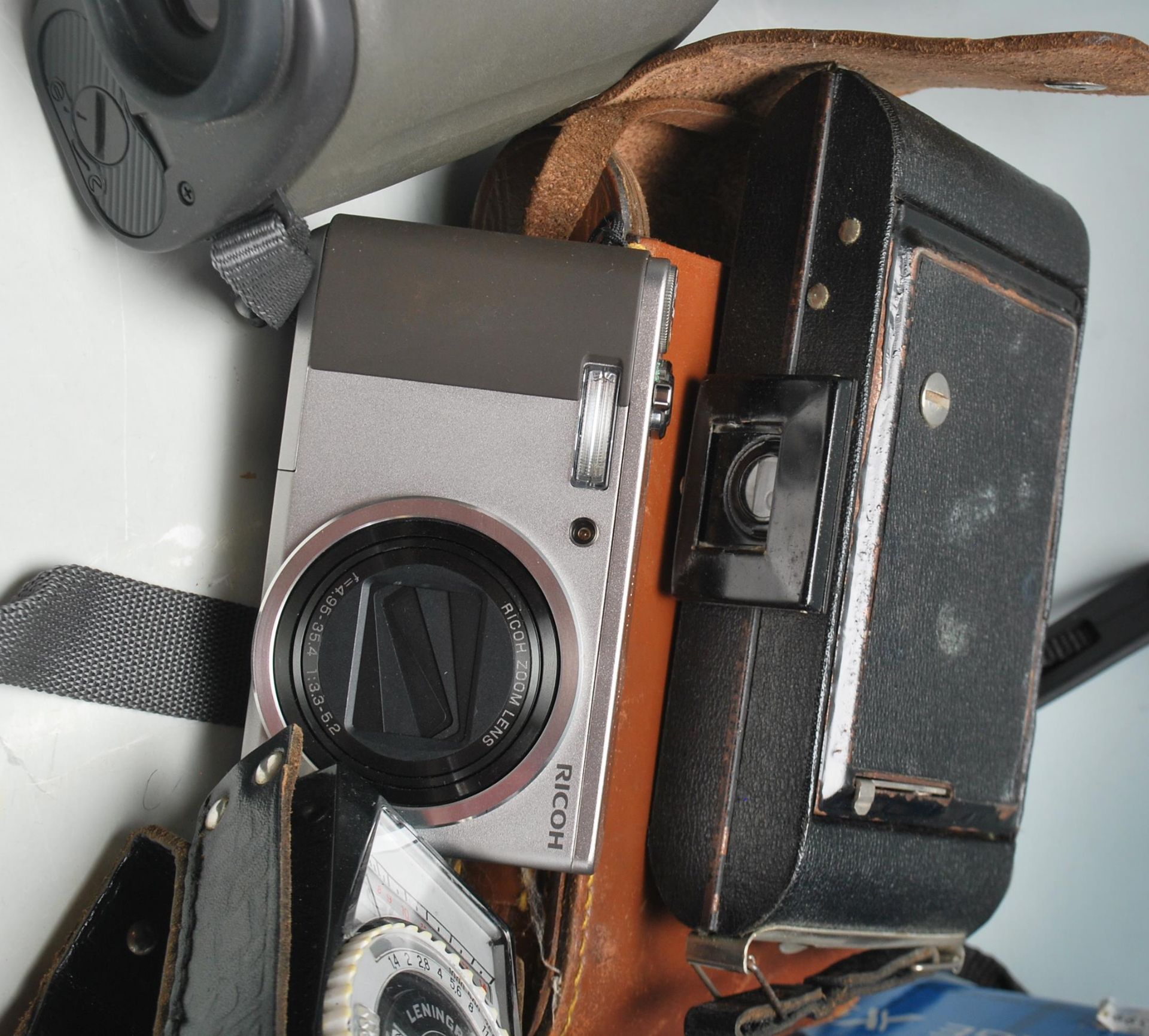 A mixed group of cameras and accessories to include a folding bellows camera within original leather - Bild 9 aus 12