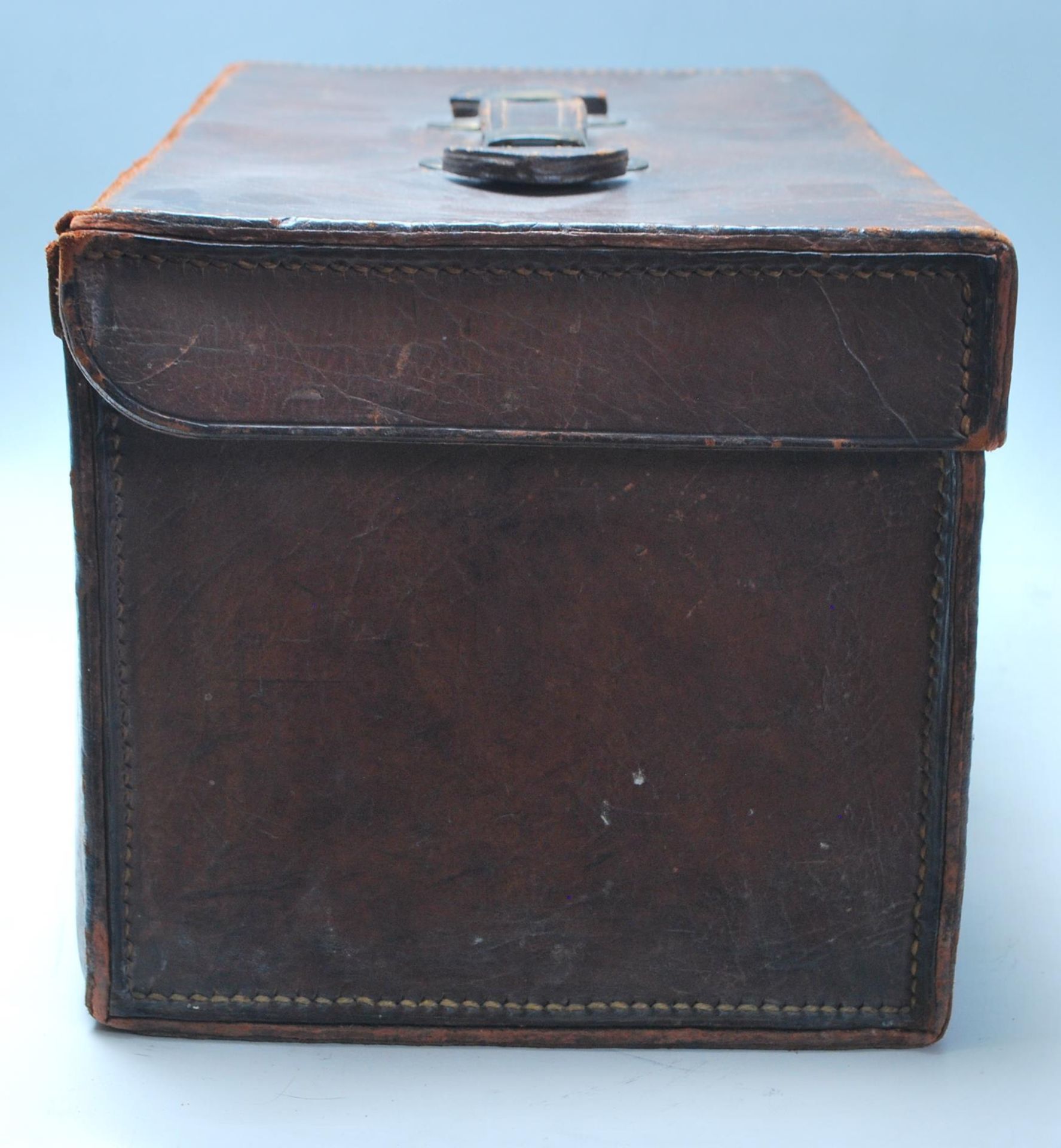 An Antique 20th Century Leather trunk / doctors / Gladstone bag of square form with a makers mark - Bild 6 aus 14