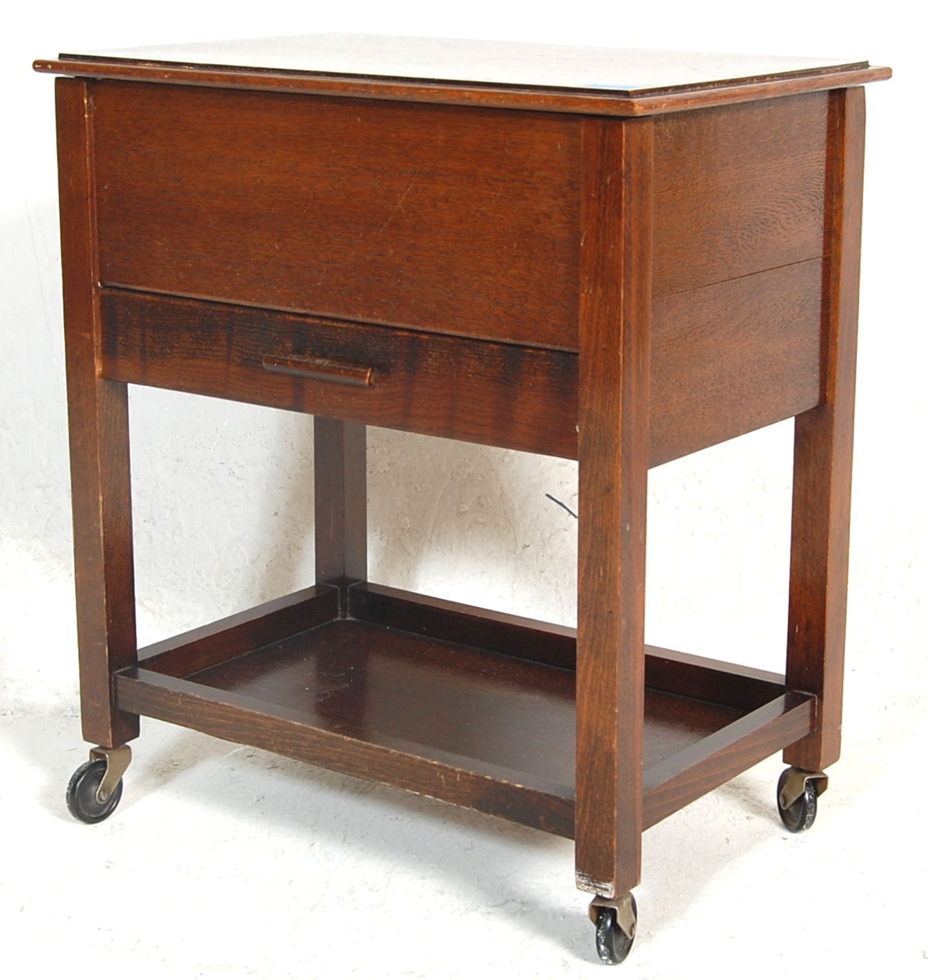 A 1920’s antique oak sewing box with hinged top and inlaid interior over a single drawer with soft - Bild 6 aus 6